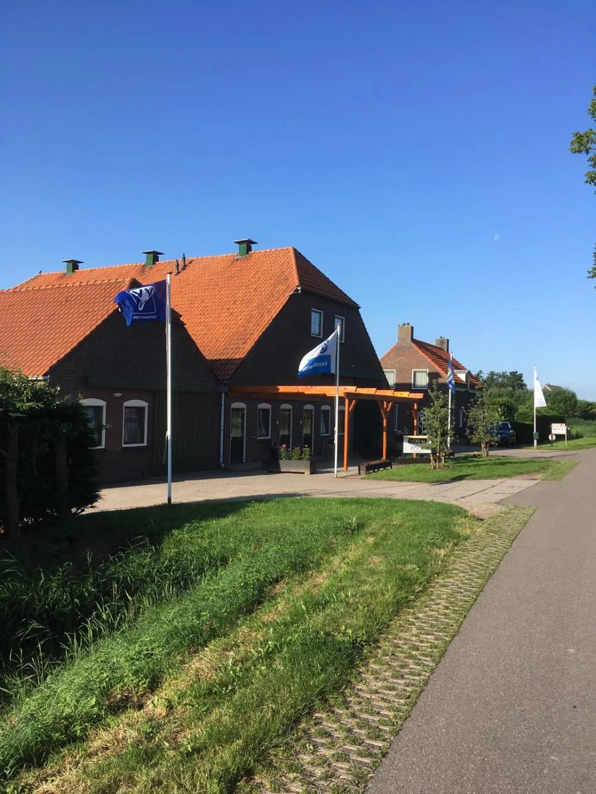 Property building in lodge 61 hotel aan het water