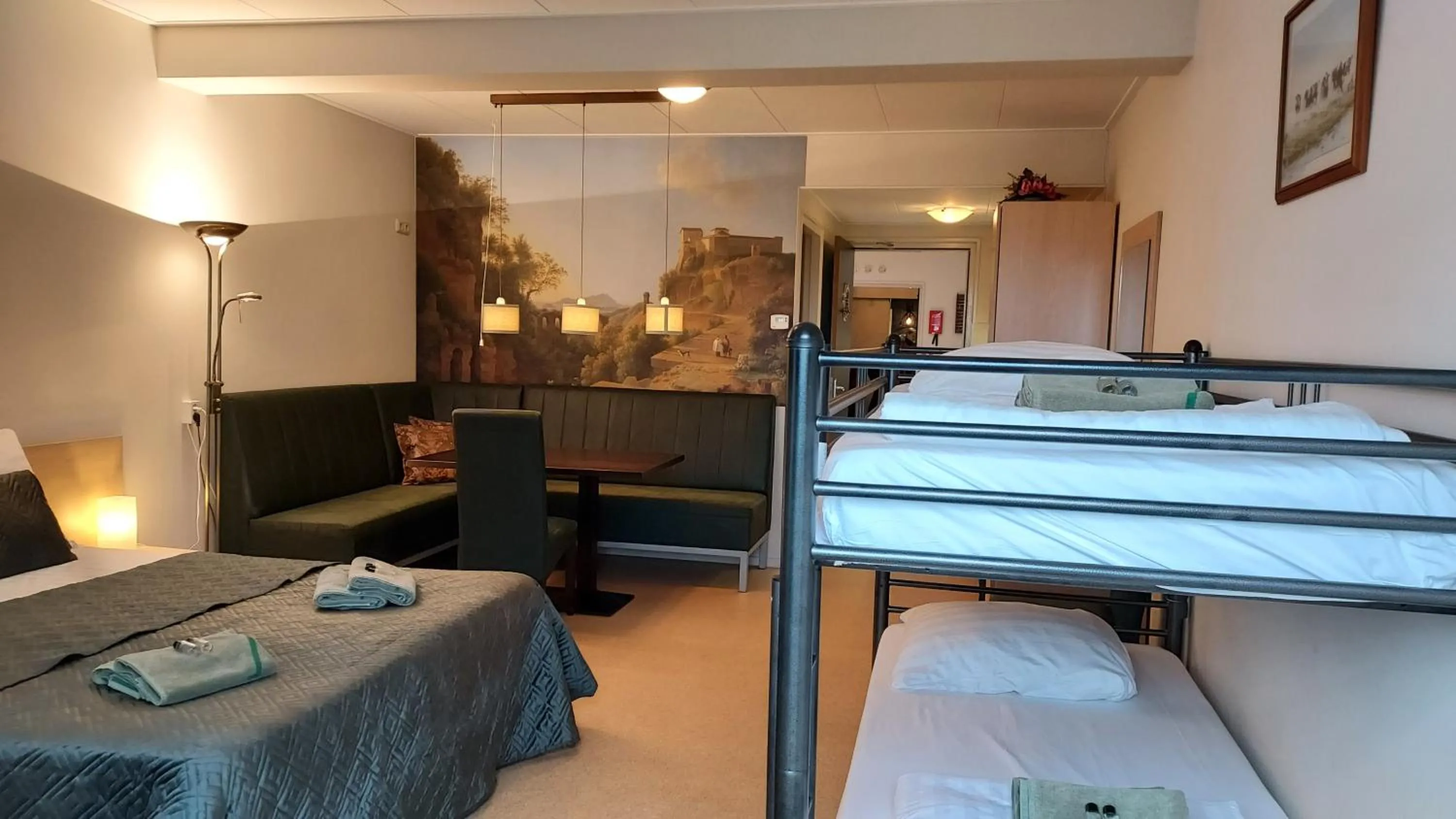 Property building, Bed in lodge 61 hotel aan het water