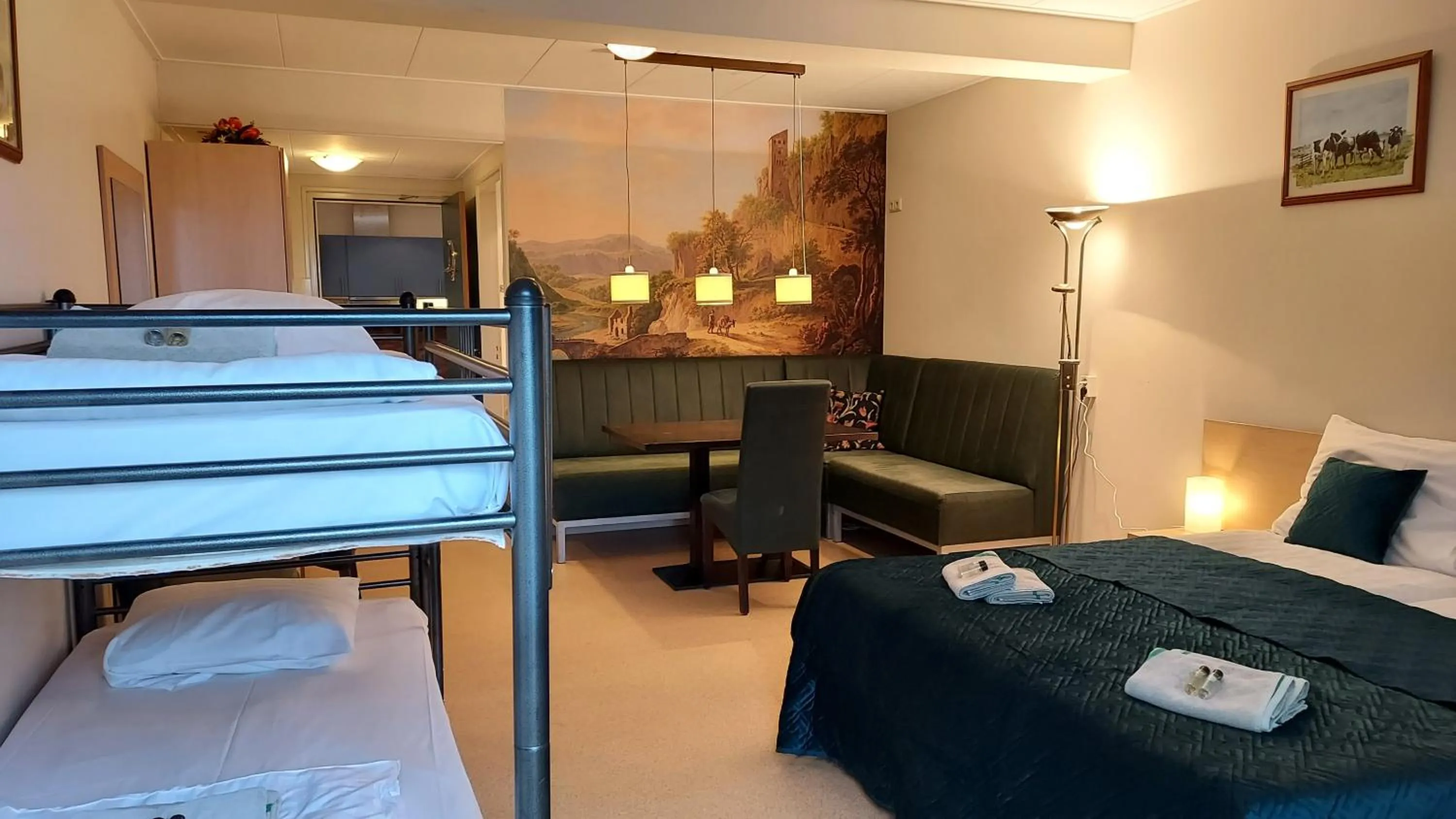 Property building, Bed in lodge 61 hotel aan het water