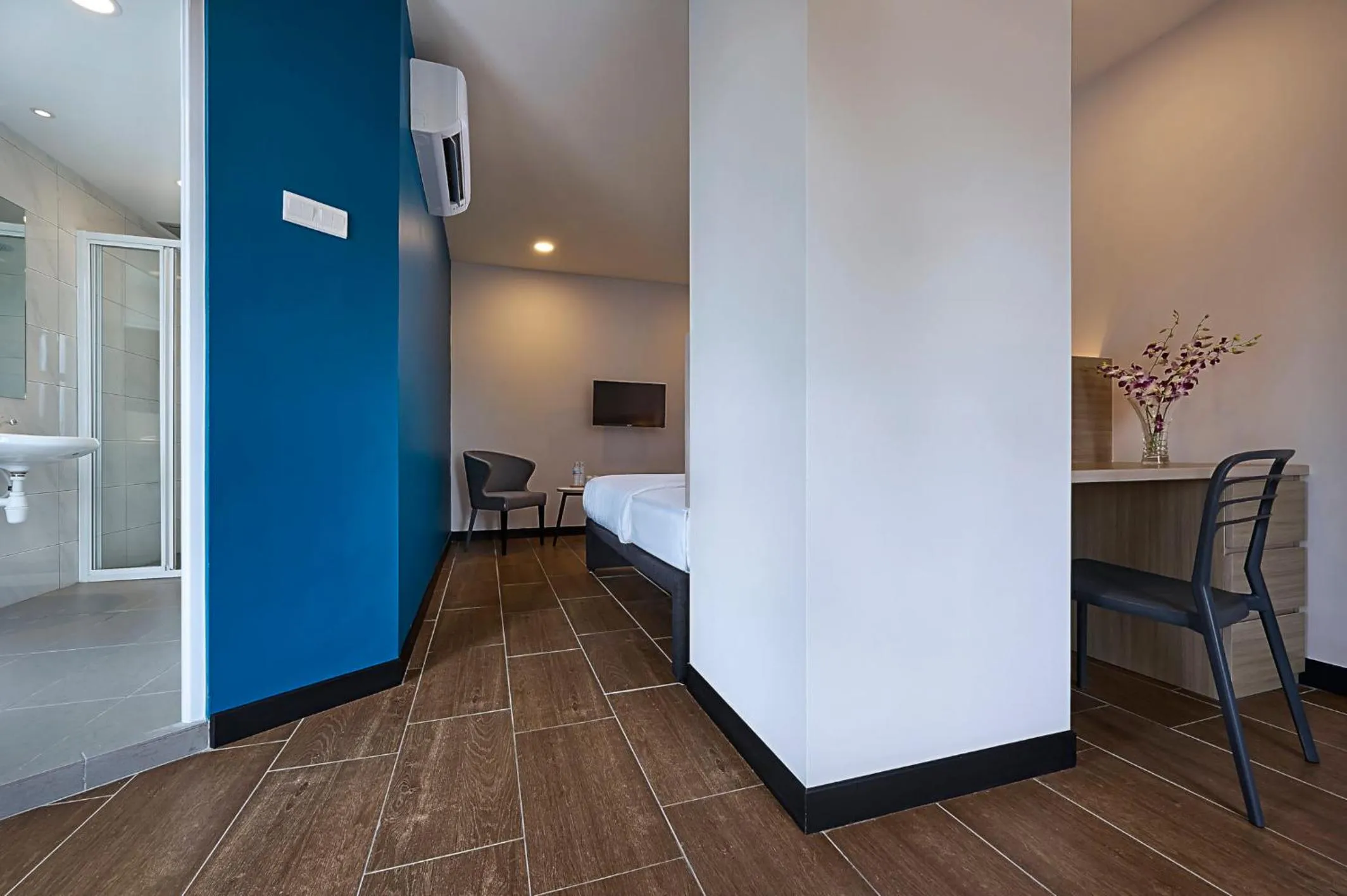 Bathroom, Bed in ZONE Hotels, Telok Panglima Garang