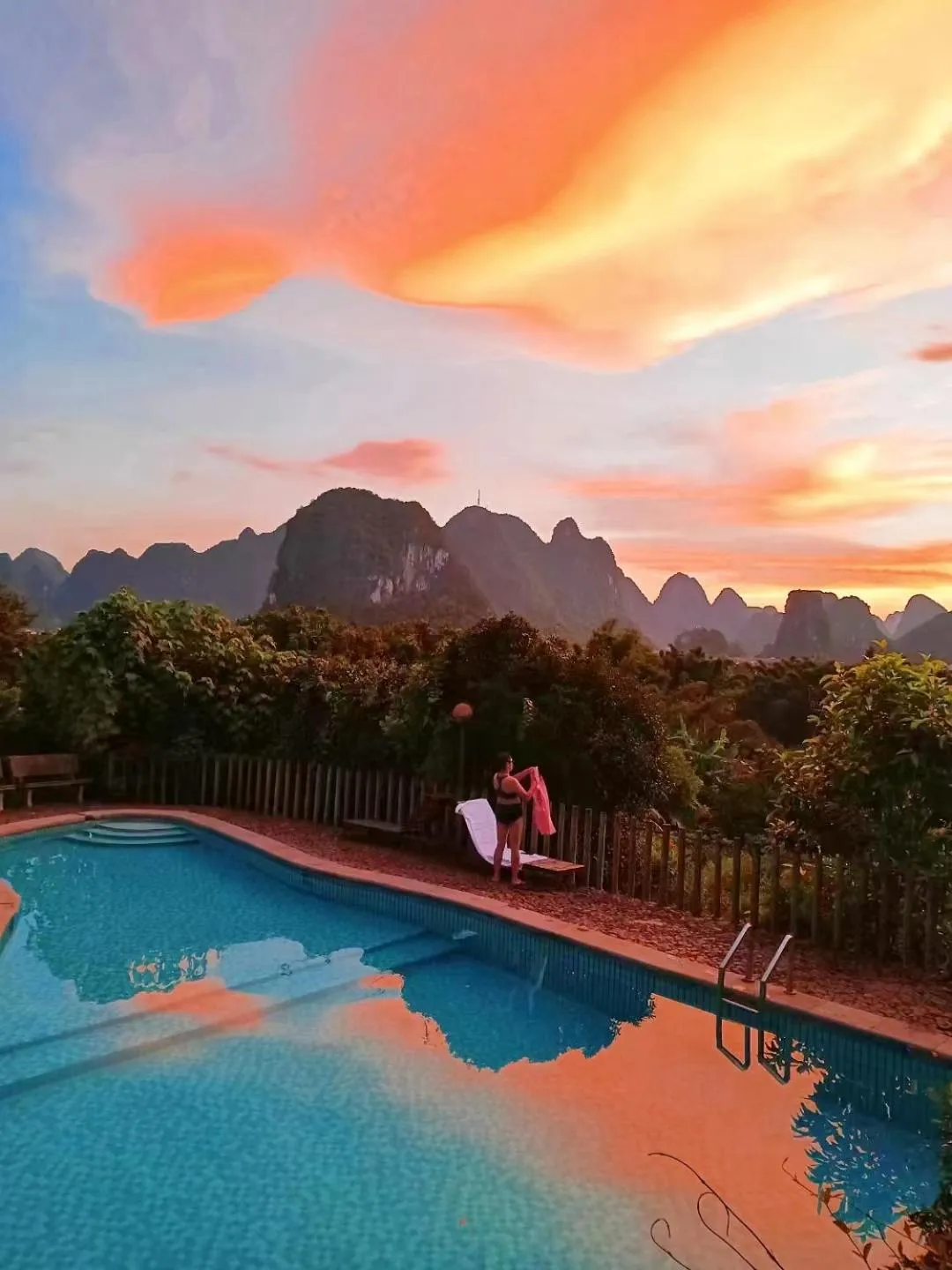 Swimming pool in Riverside Retreat Hotel