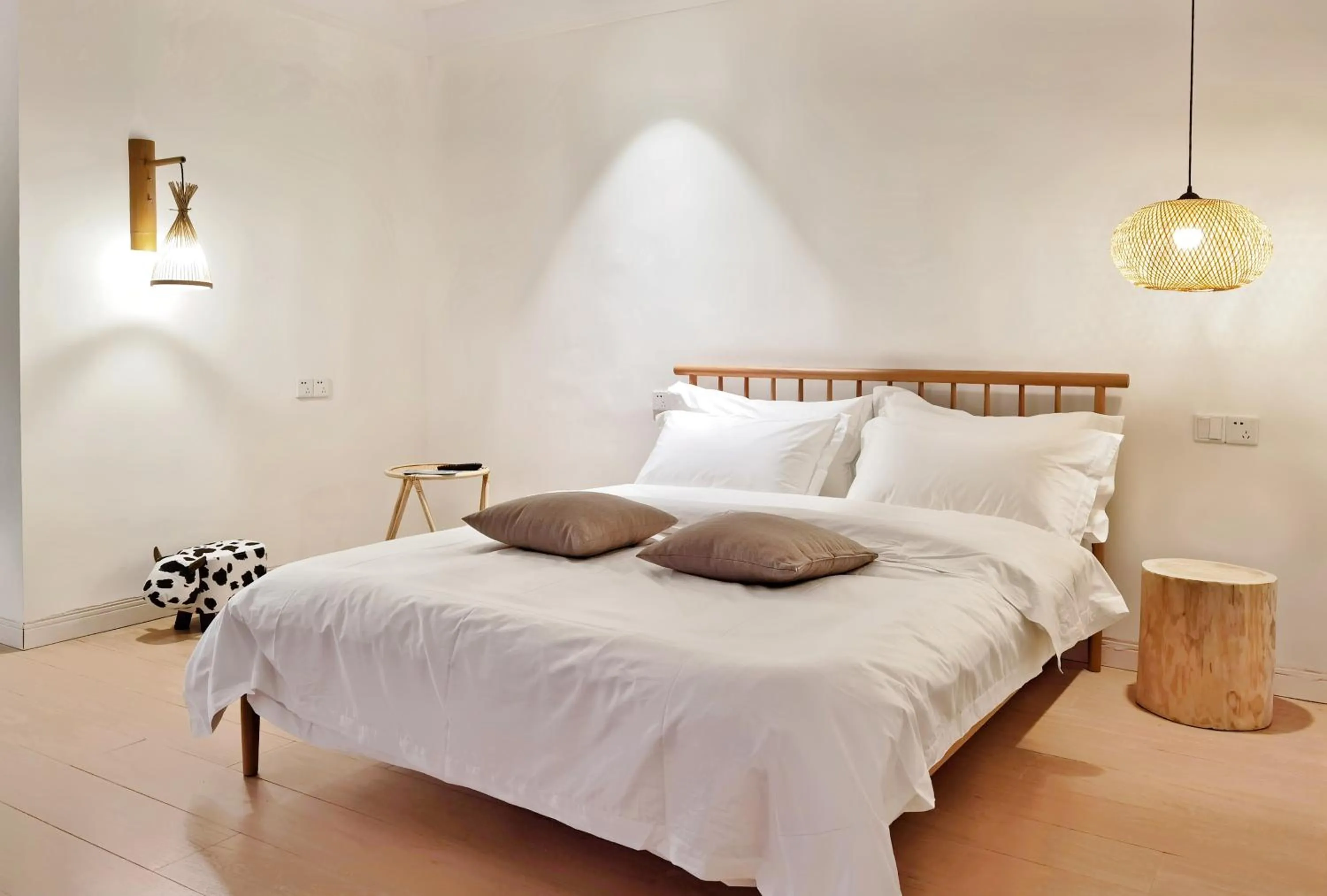 Bed in Riverside Retreat Hotel