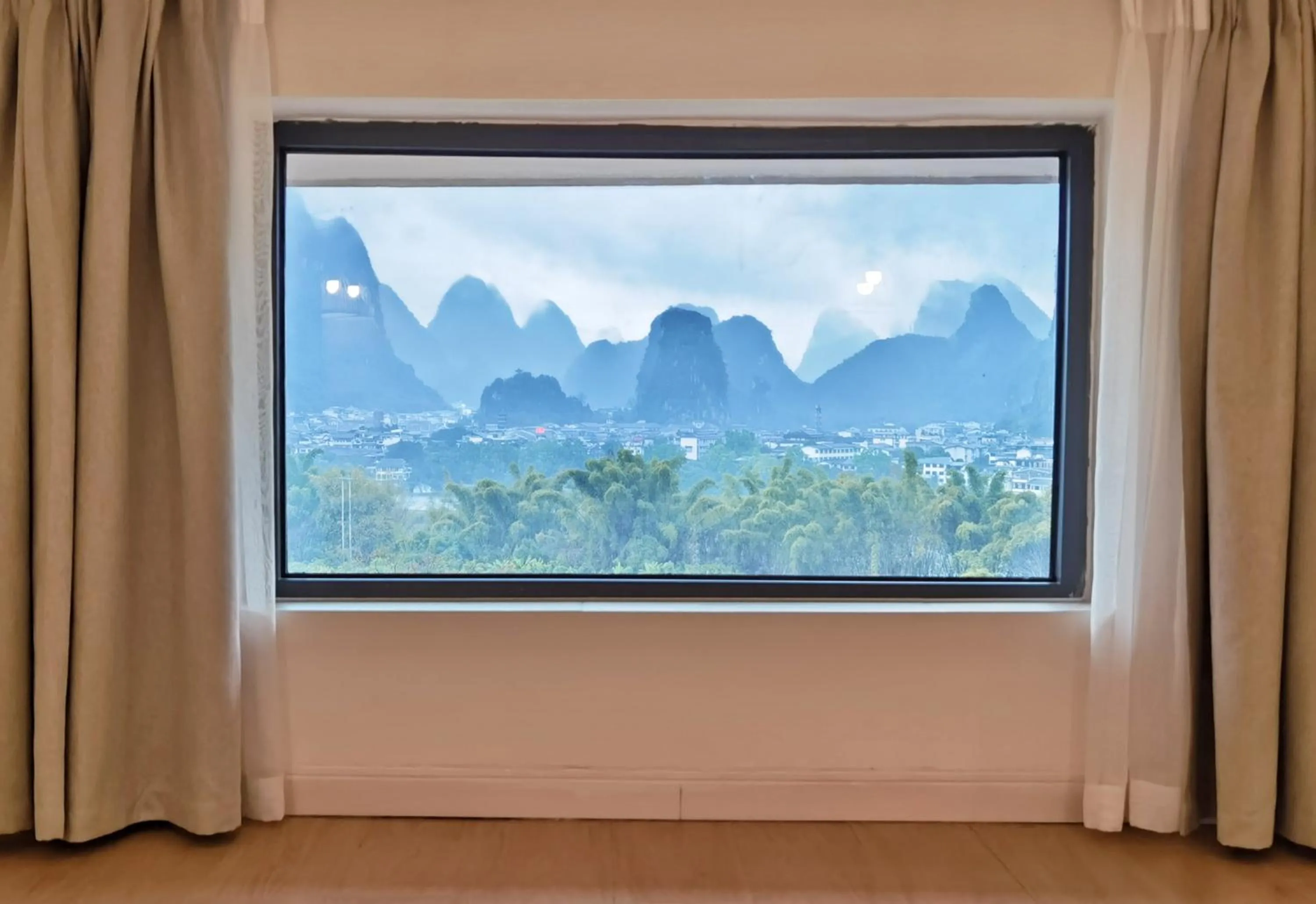 Mountain view in Riverside Retreat Hotel