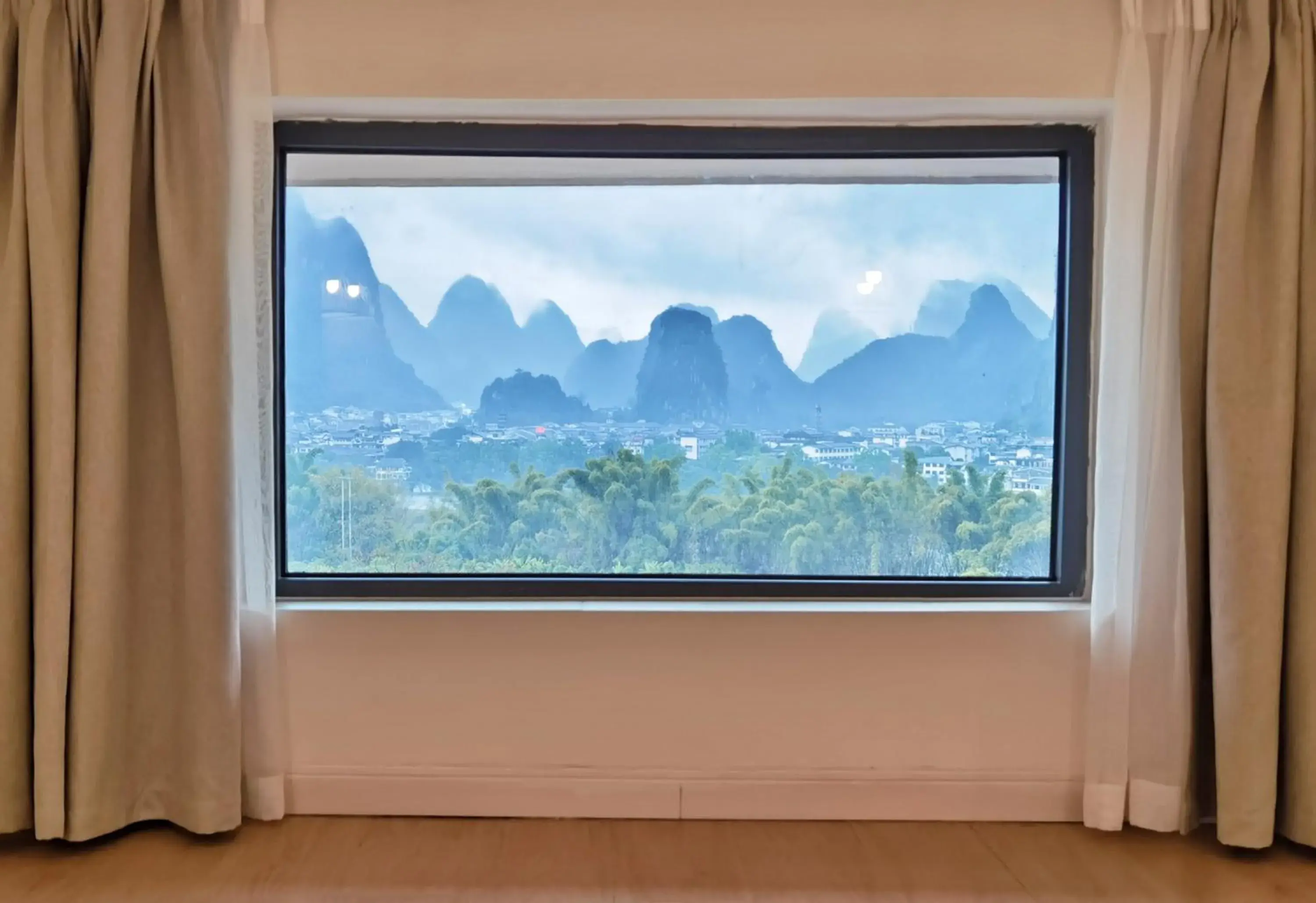 Twin Room with View in Riverside Retreat Hotel Twin Room with View in Riverside Retreat Hotel