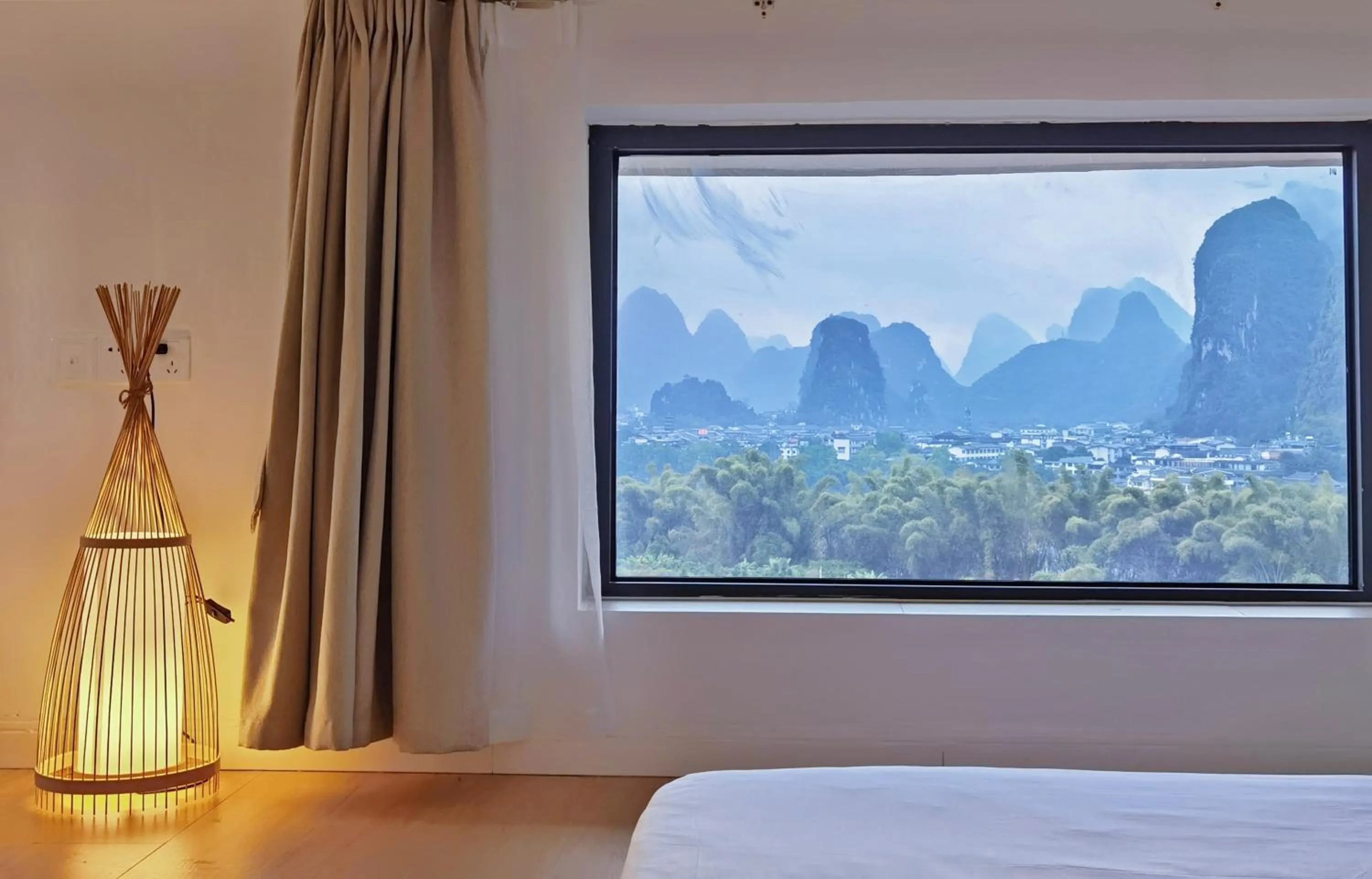 Mountain view, Bed in Riverside Retreat Hotel