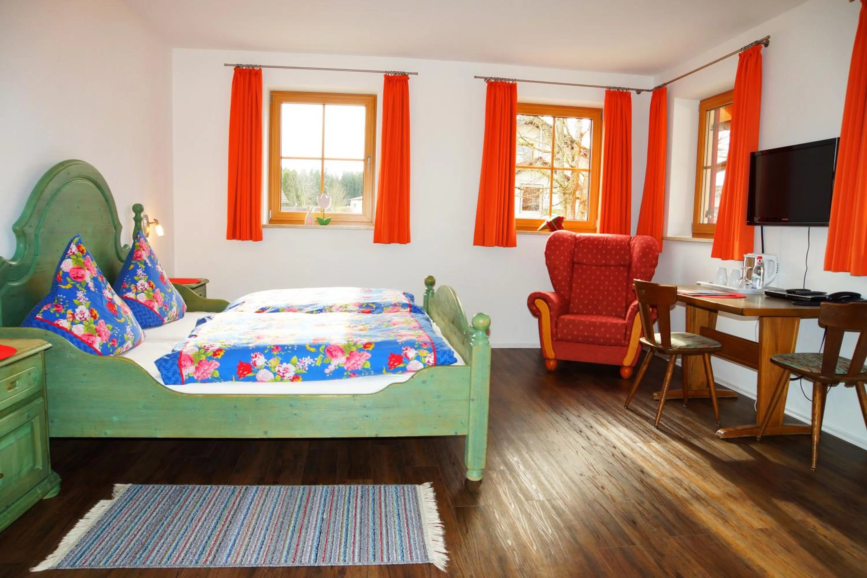 Photo of the whole room, Bed in Seehotel und Appartements Schnöller