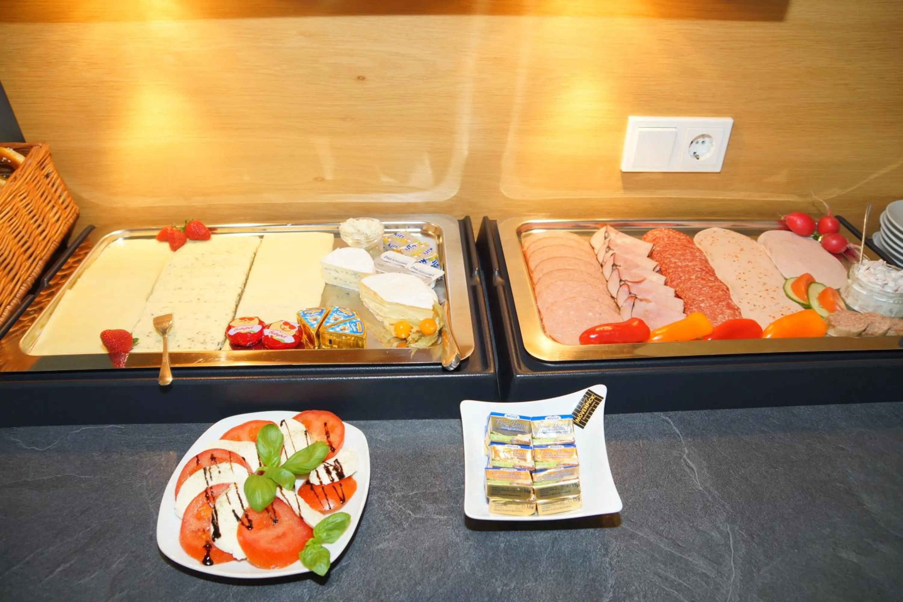 Buffet breakfast in Seehotel und Appartements Schnöller