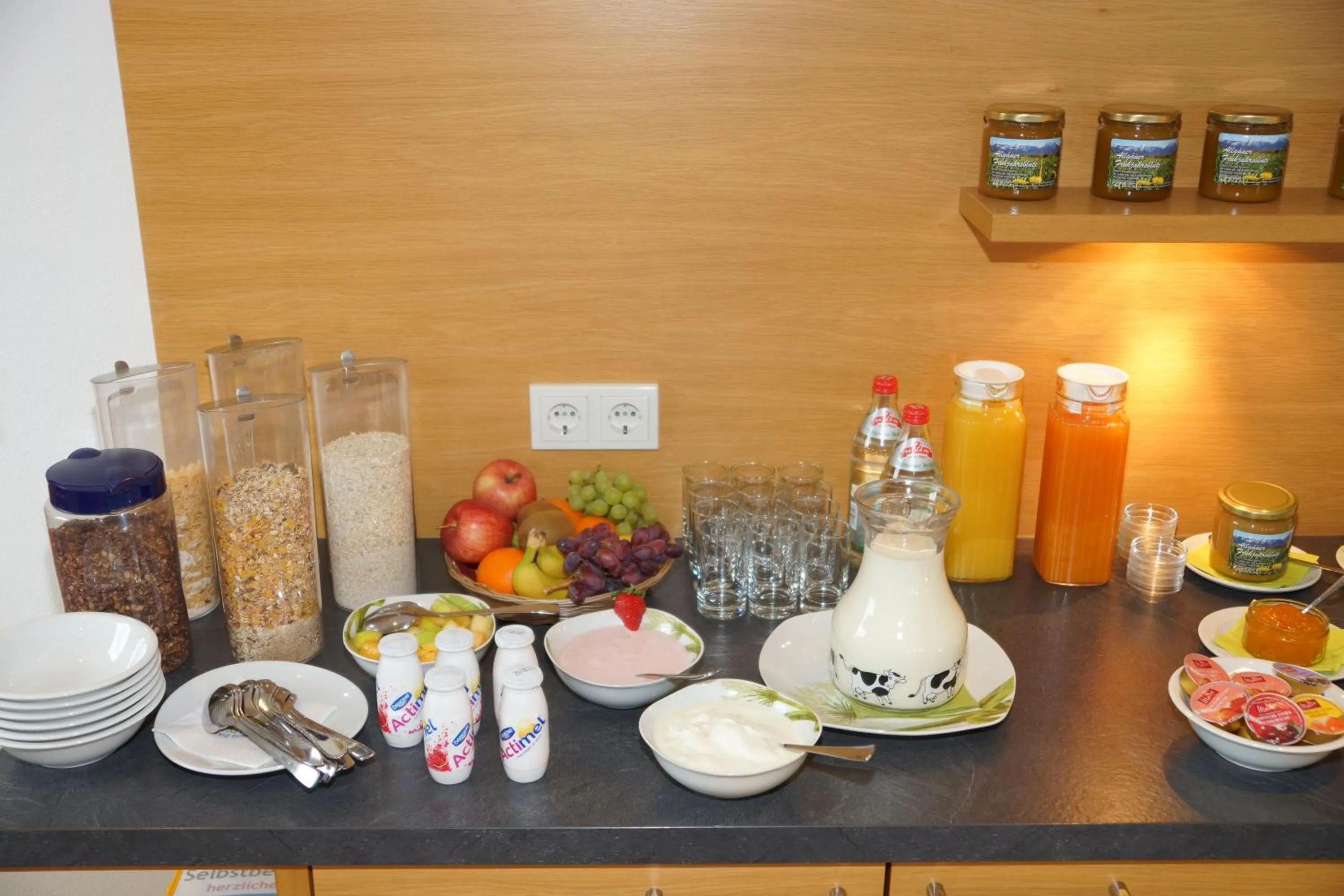 Buffet breakfast in Seehotel und Appartements Schnöller