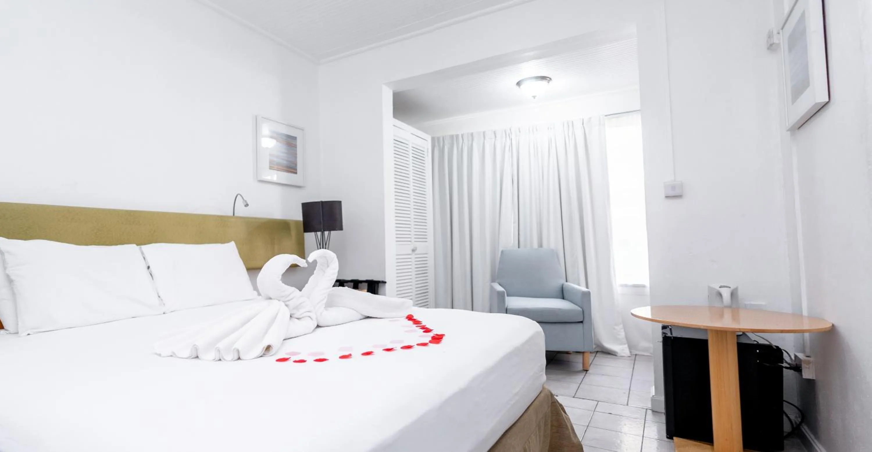 Bed in Ocean's Edge Lodge Restaurant & Bar