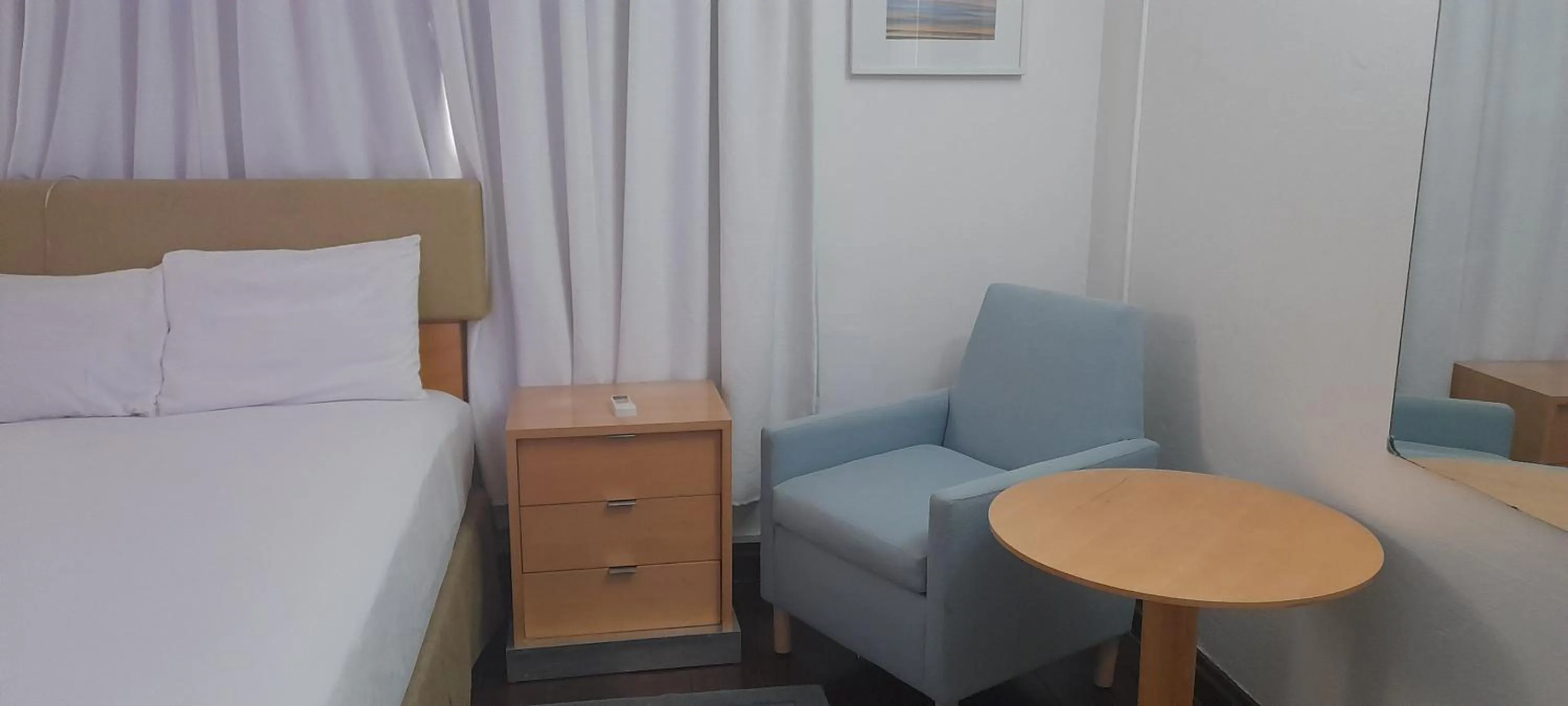 Seating area, Bed in Ocean's Edge Lodge Restaurant & Bar