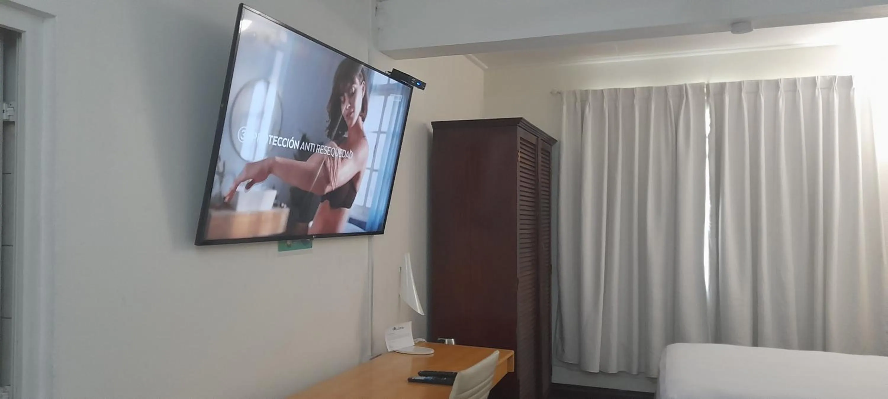 TV and multimedia, Bed in Ocean's Edge Lodge Restaurant & Bar