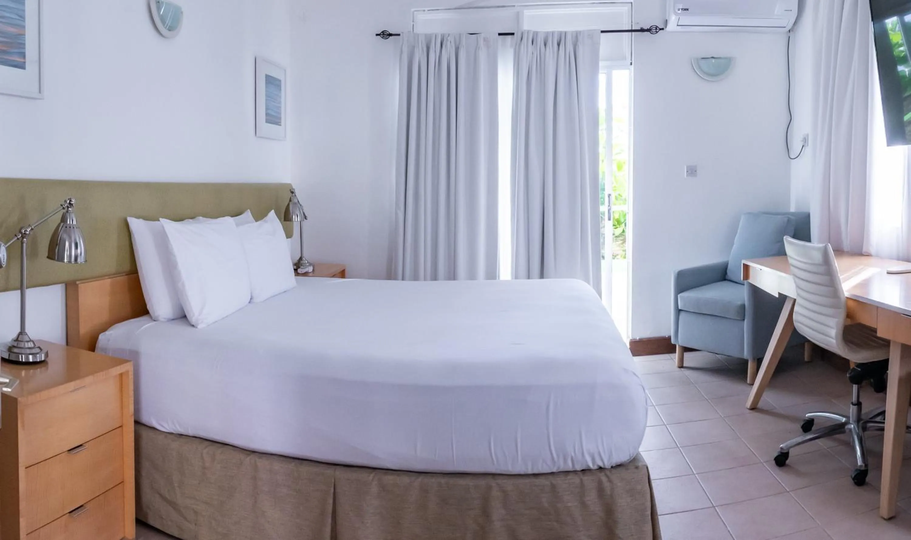 Bedroom, Bed in Ocean's Edge Lodge Restaurant & Bar