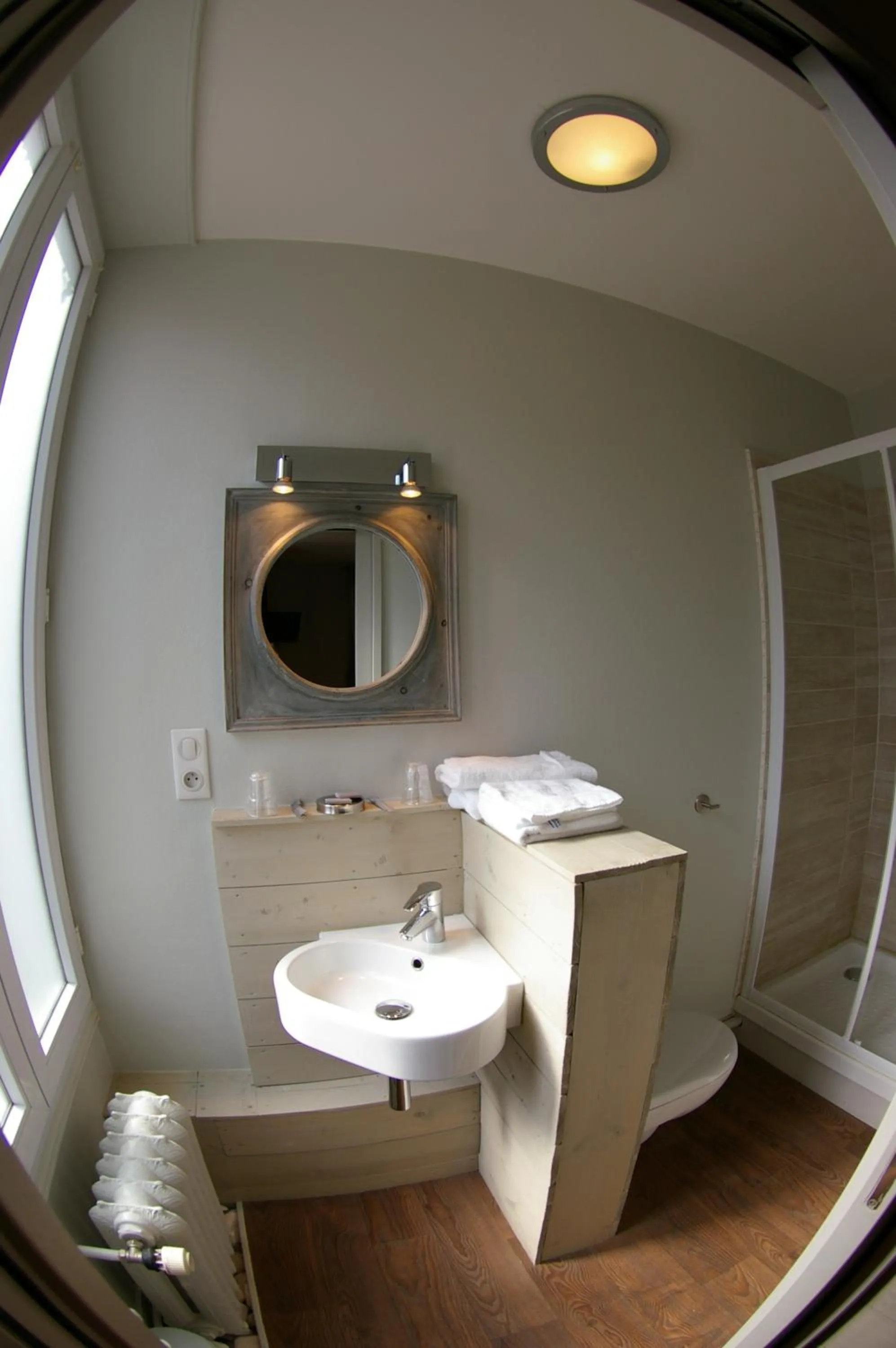 Bathroom in Logis Hôtel Le Cheval Noir