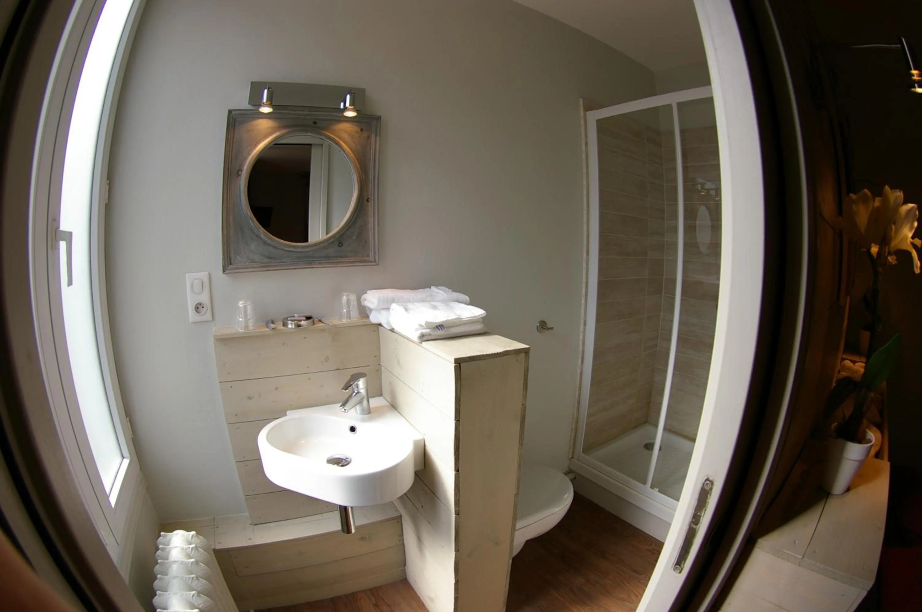 Bathroom in Logis Hôtel Le Cheval Noir