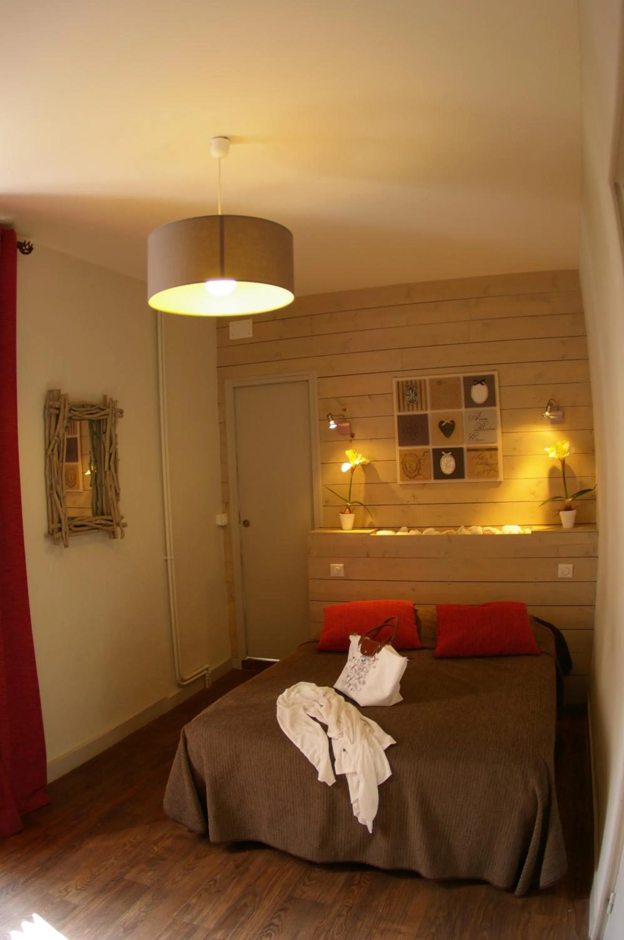 Bedroom, Bed in Logis Hôtel Le Cheval Noir