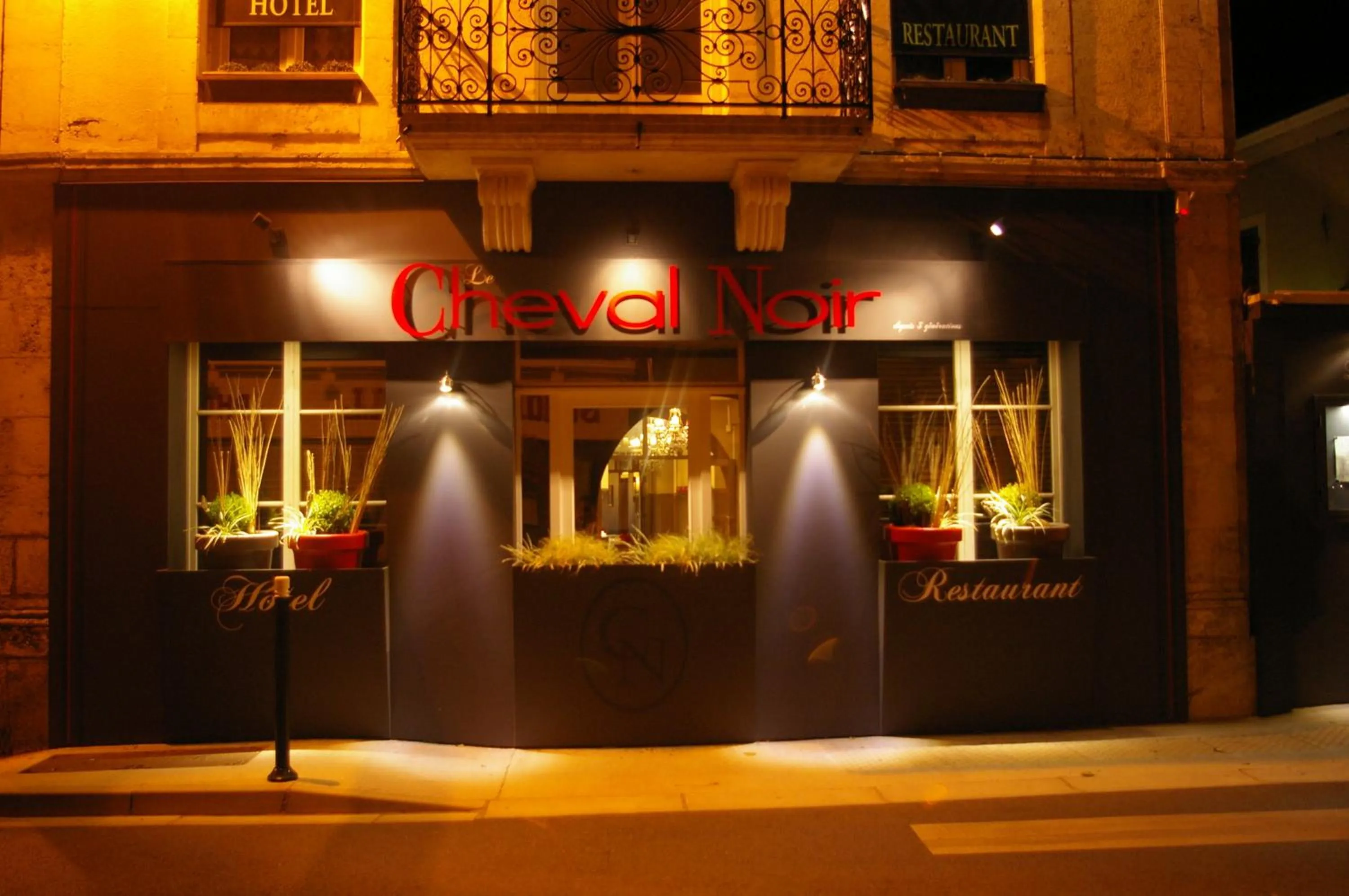 Night in Logis Hôtel Le Cheval Noir