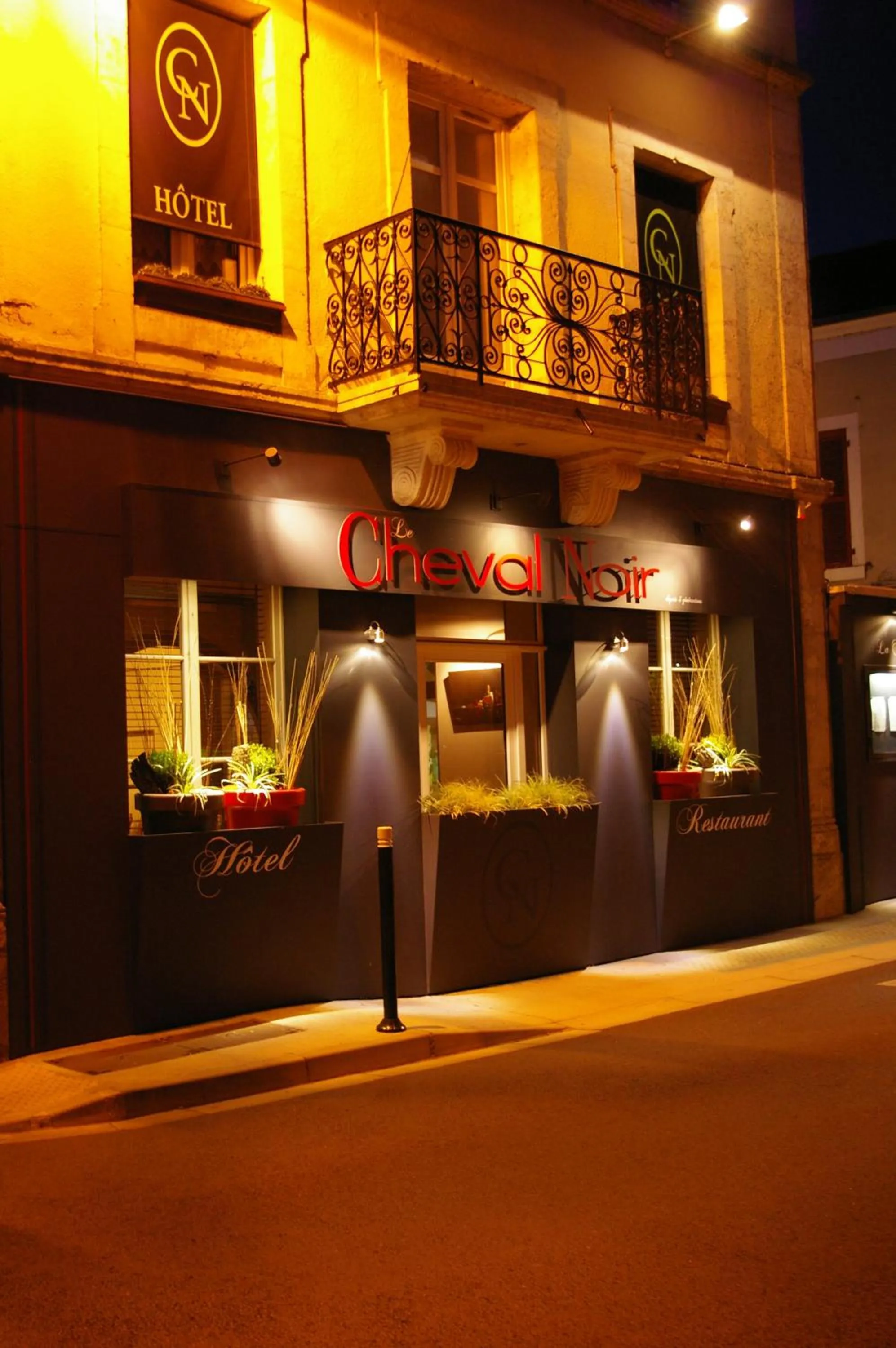 Facade/entrance in Logis Hôtel Le Cheval Noir