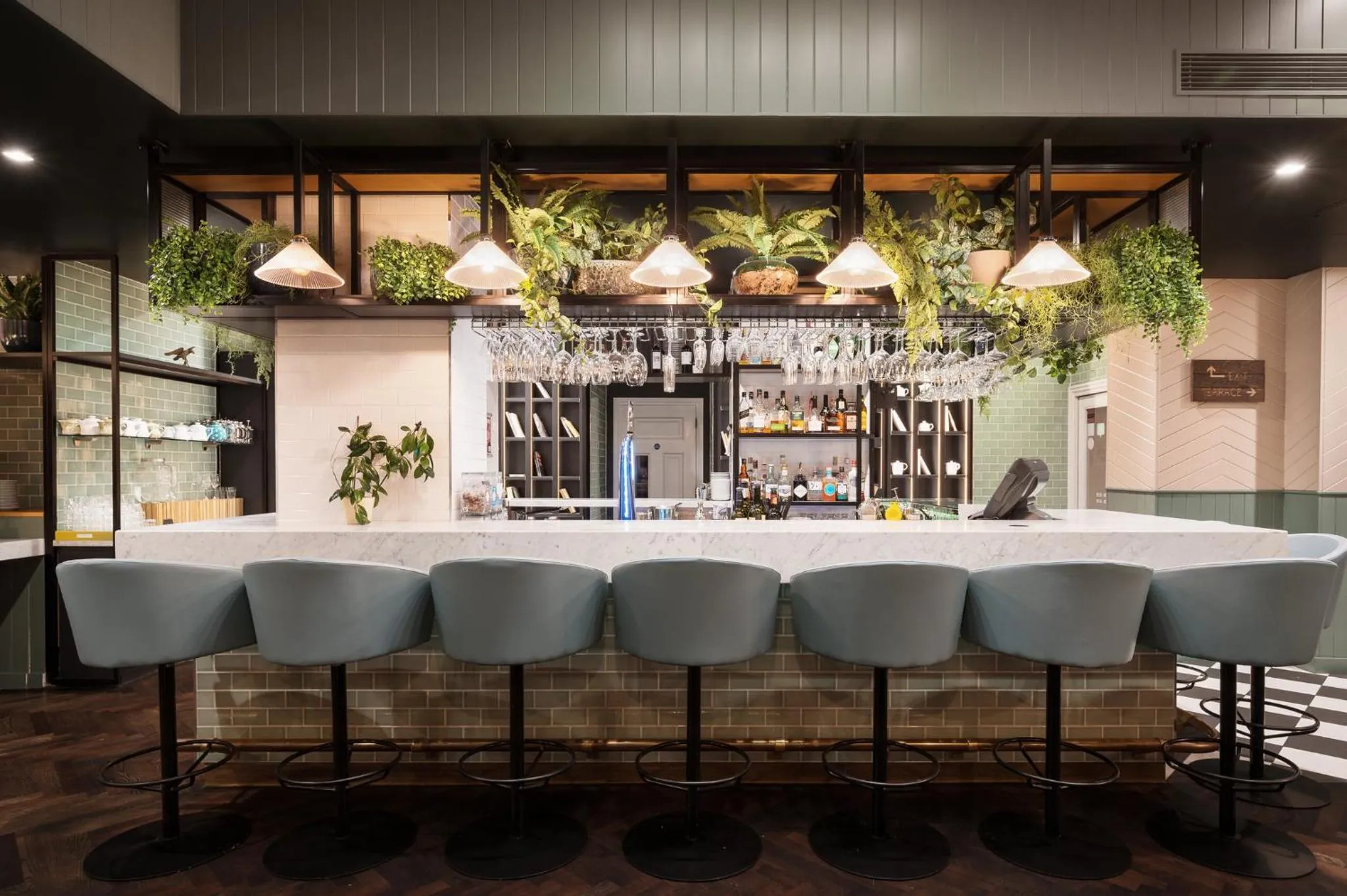 Lounge or bar in Hotel Indigo London - Kensington by IHG