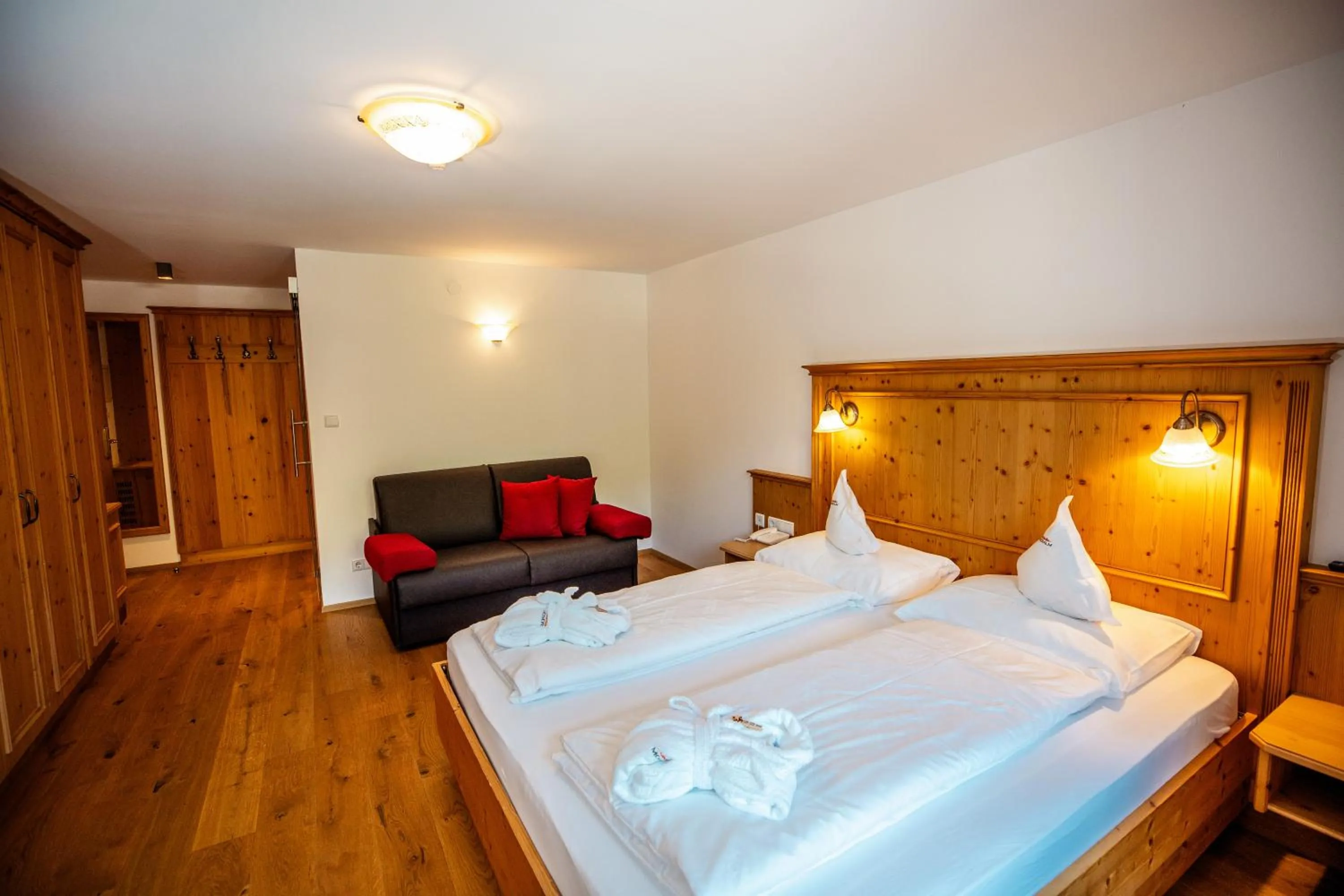 Photo of the whole room, Bed in Moseralm Dolomiti Hideaway