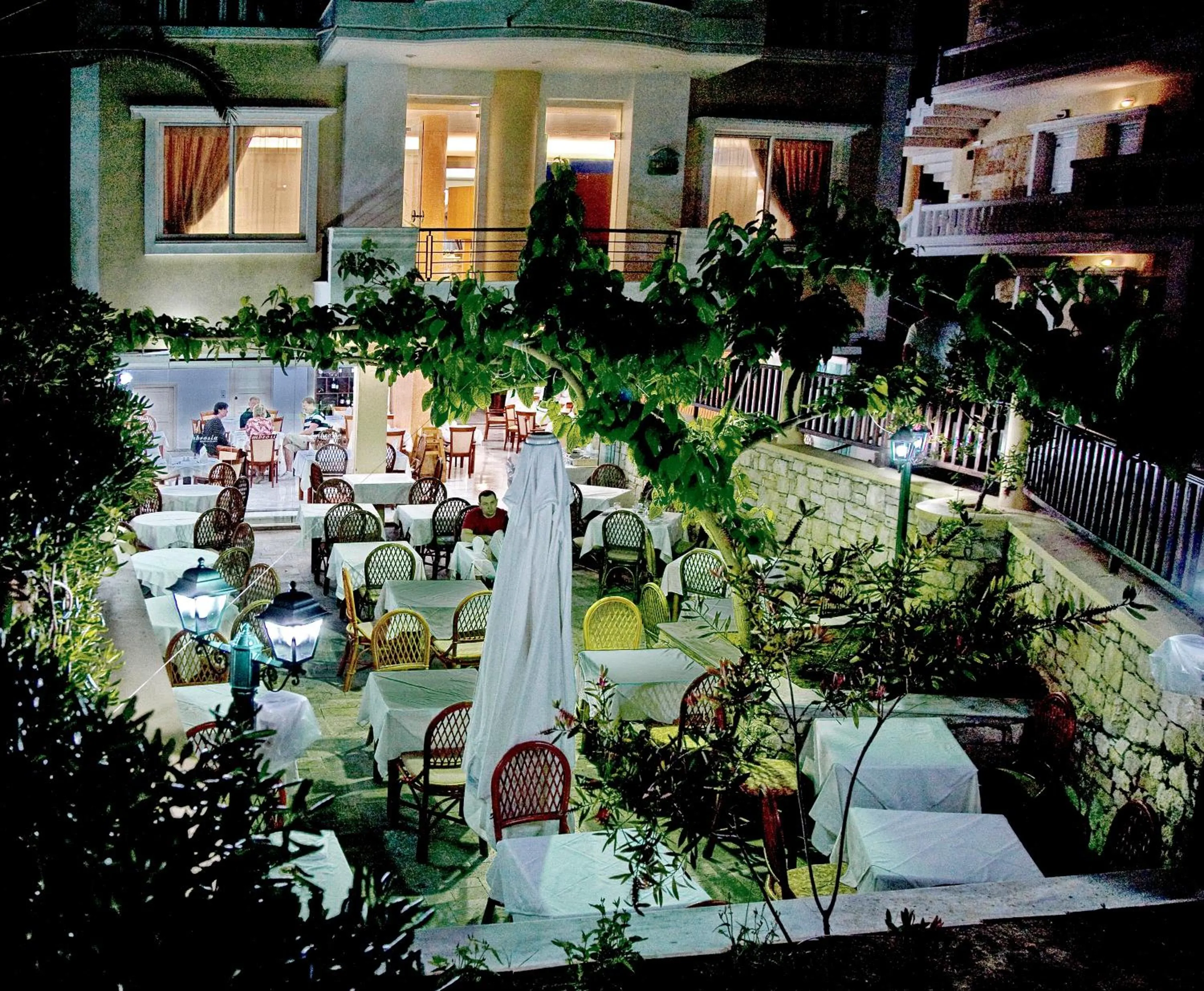 Restaurant/places to eat in Jo An Beach Hotel