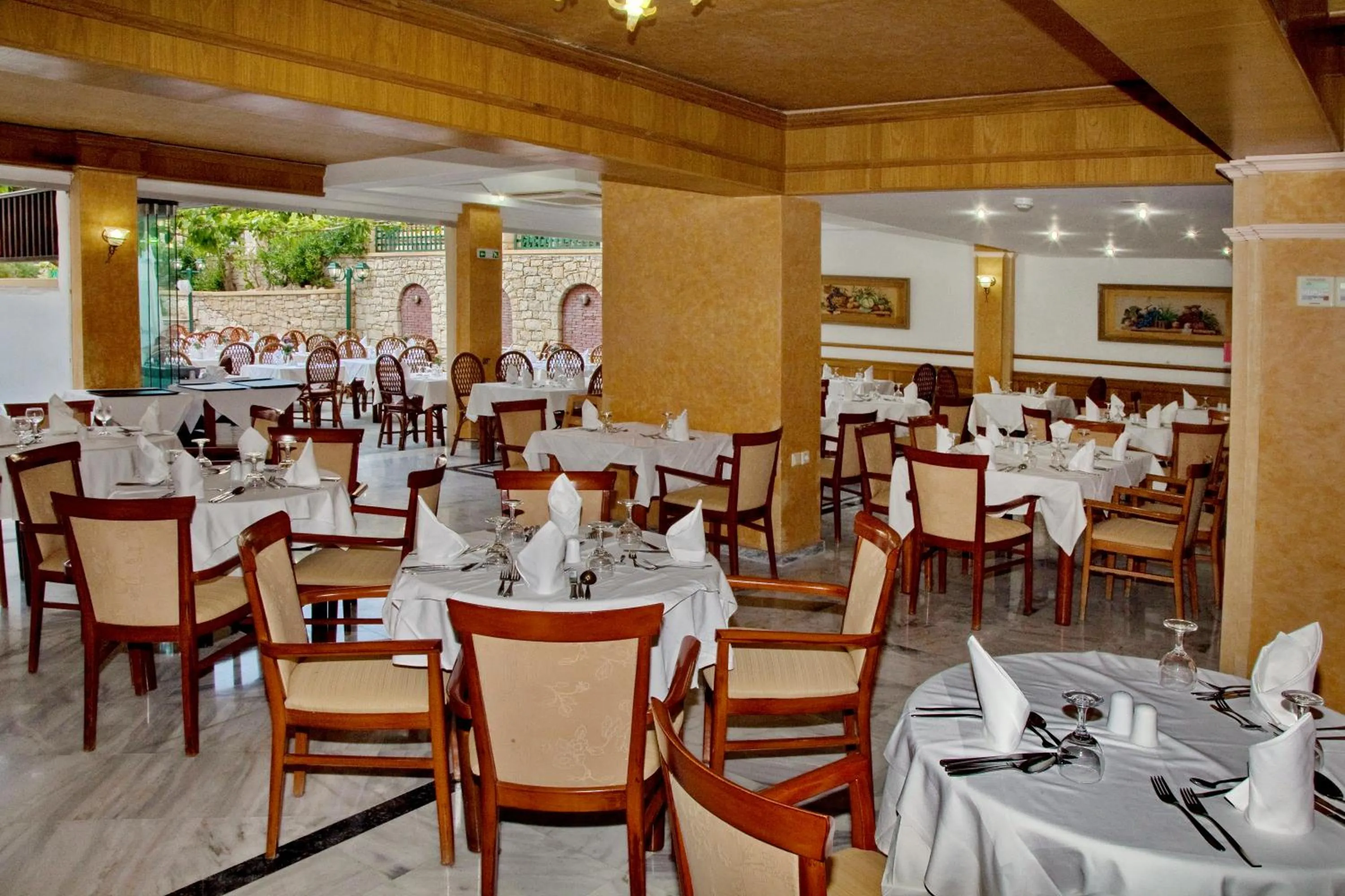 Restaurant/places to eat in Jo An Beach Hotel