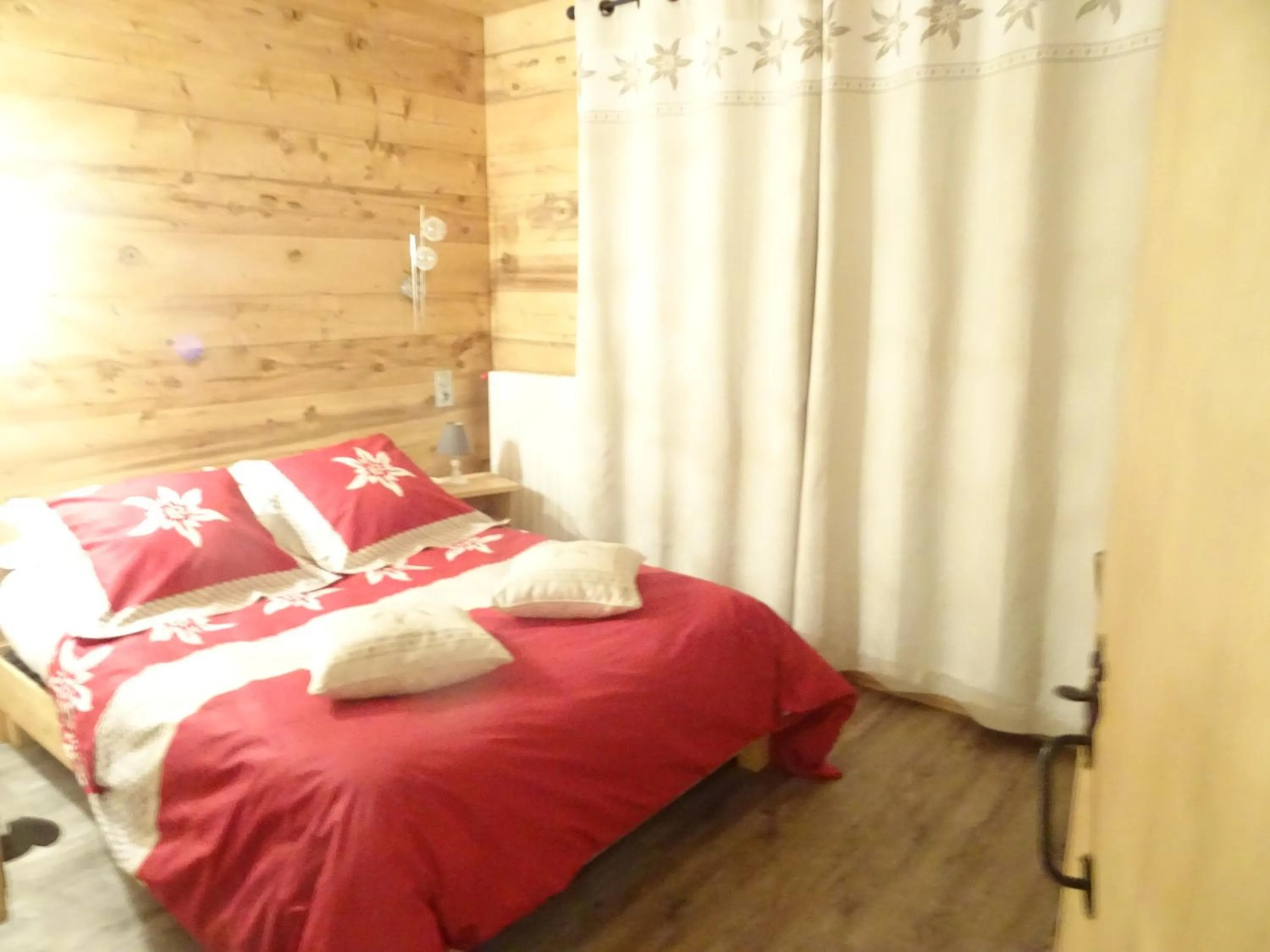 Bed in Apart'hotel & Spa "La Destière"