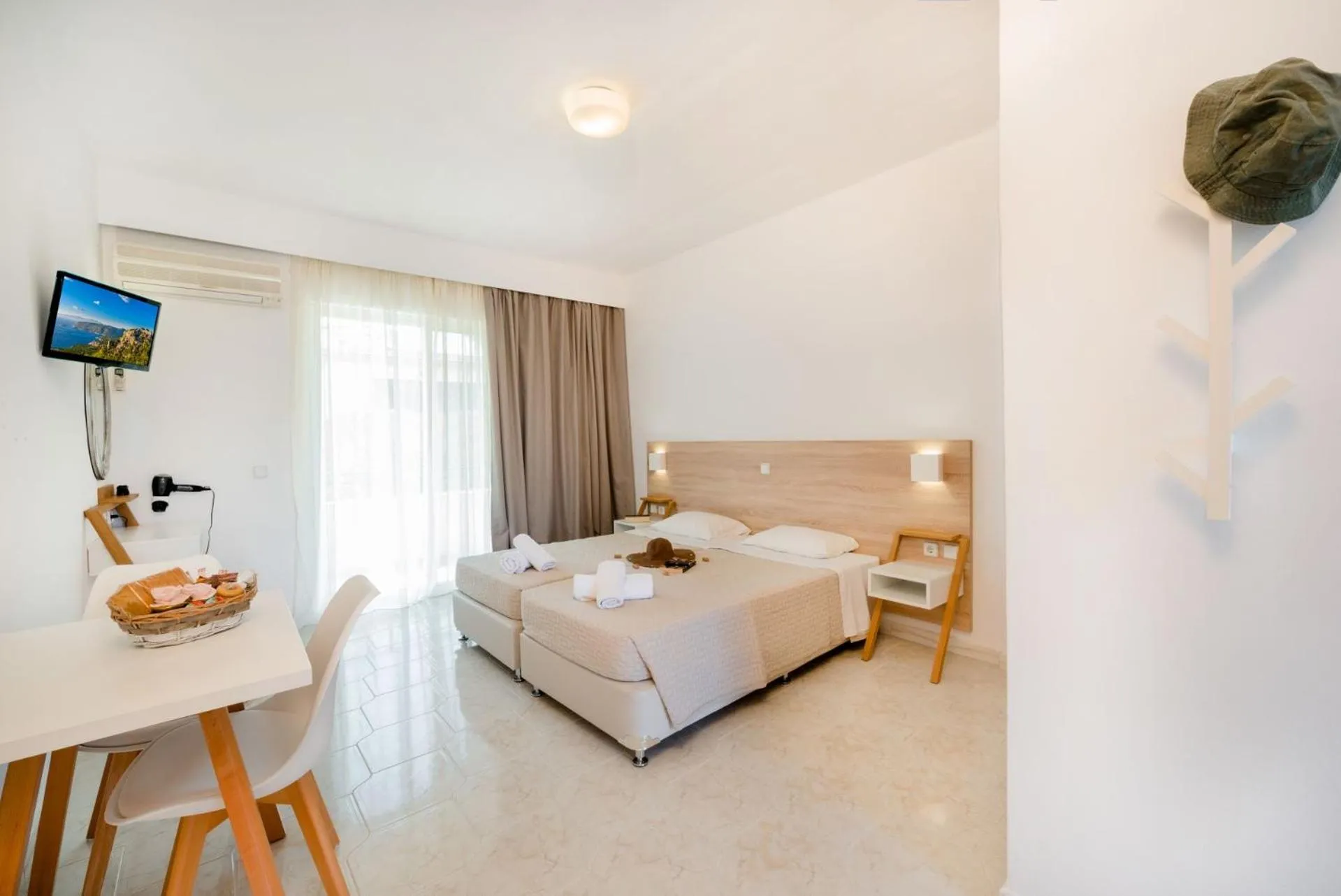 Photo of the whole room in Sokrates Studios