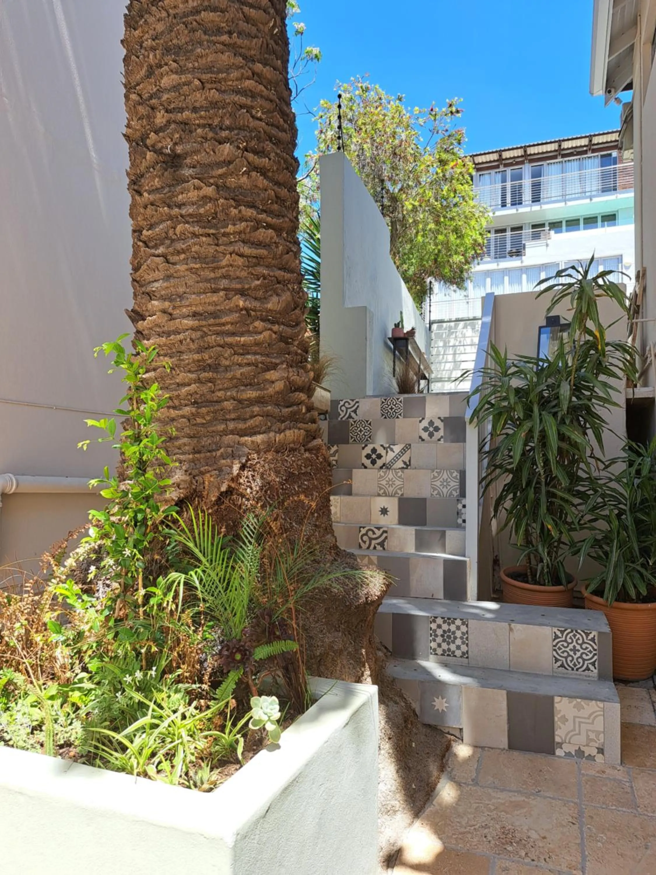 Property building in THE BIG - Luxury Backpackers