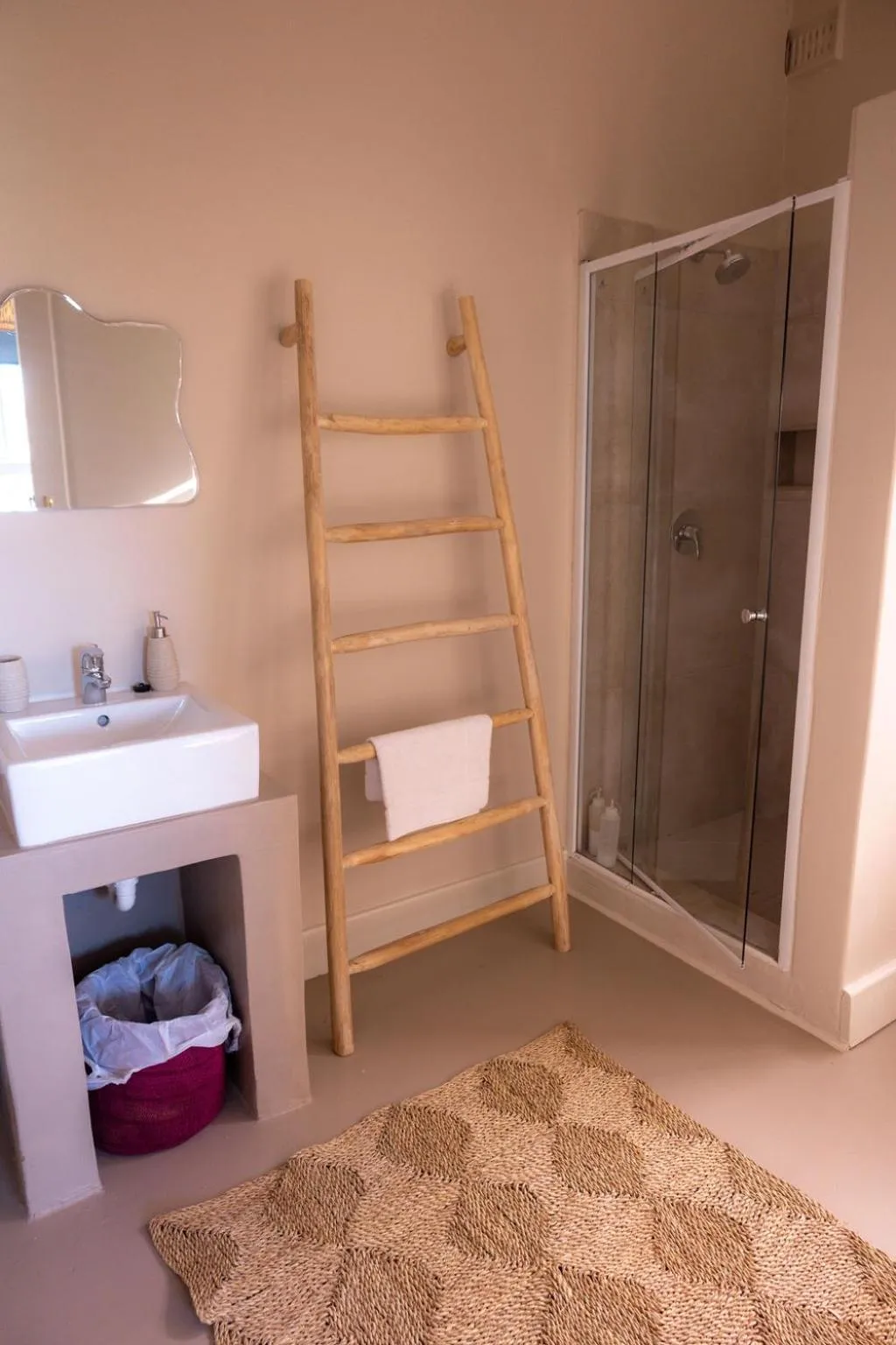 Bathroom, Bed in THE BIG - Luxury Backpackers