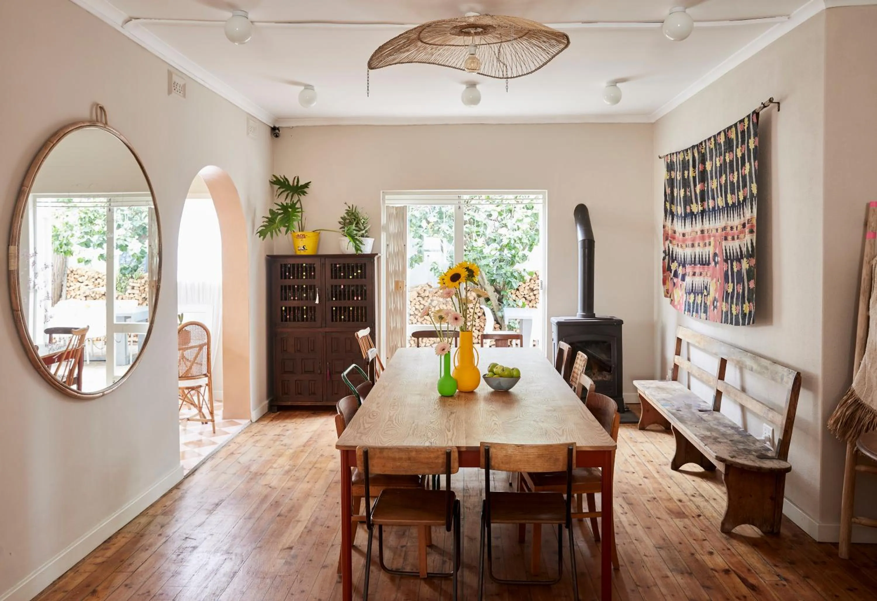 Dining area in THE BIG - Luxury Backpackers