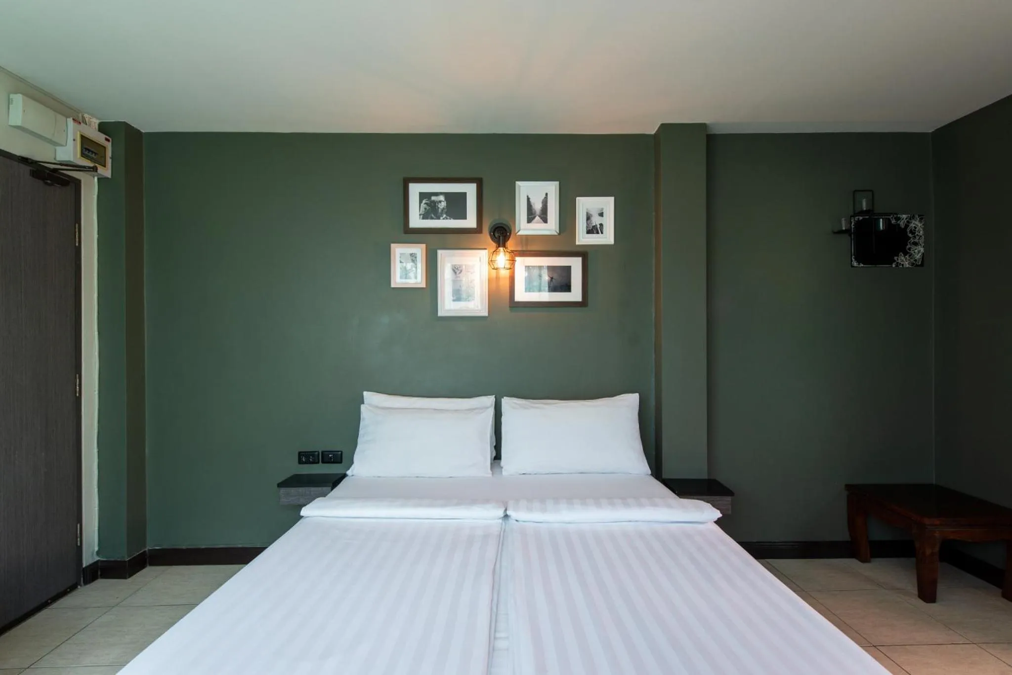 Photo of the whole room, Bed in BB House Rambuttri2 บีบี เฮ้าส์ รามบุตรี2