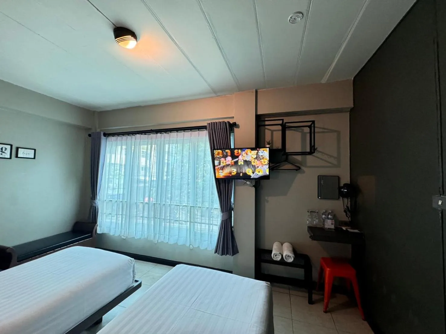 Photo of the whole room, Bed in BB House Rambuttri2 บีบี เฮ้าส์ รามบุตรี2