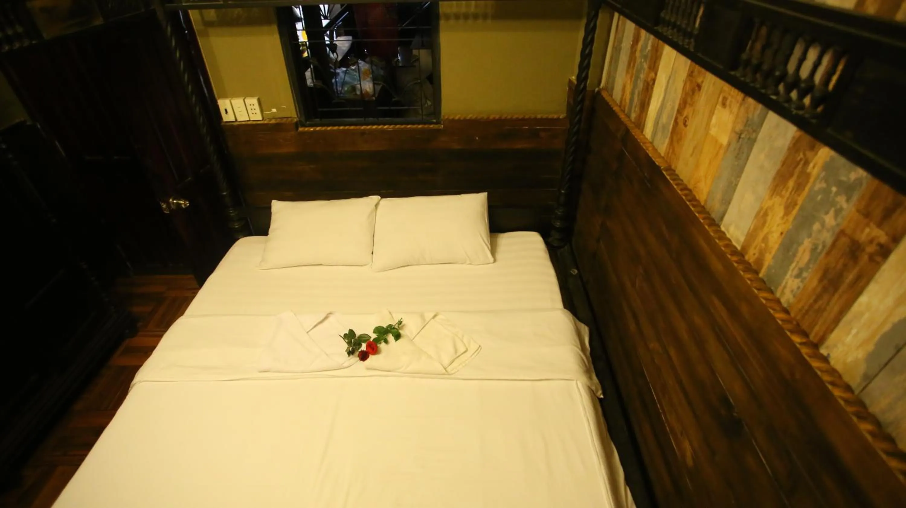 Photo of the whole room, Bed in Sai Gon 1979 Hotel