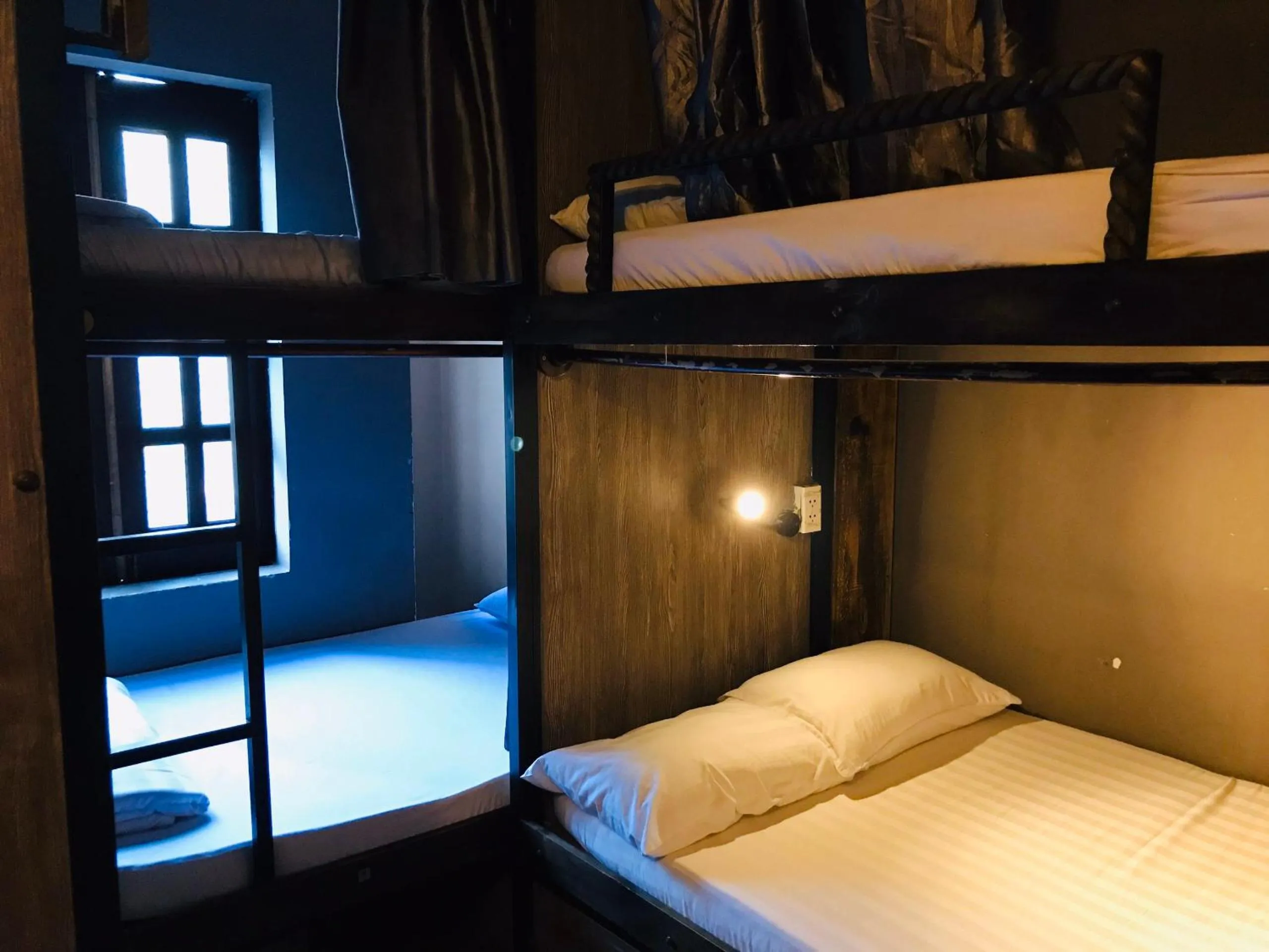 bunk bed, Bed in Sai Gon 1979 Hotel