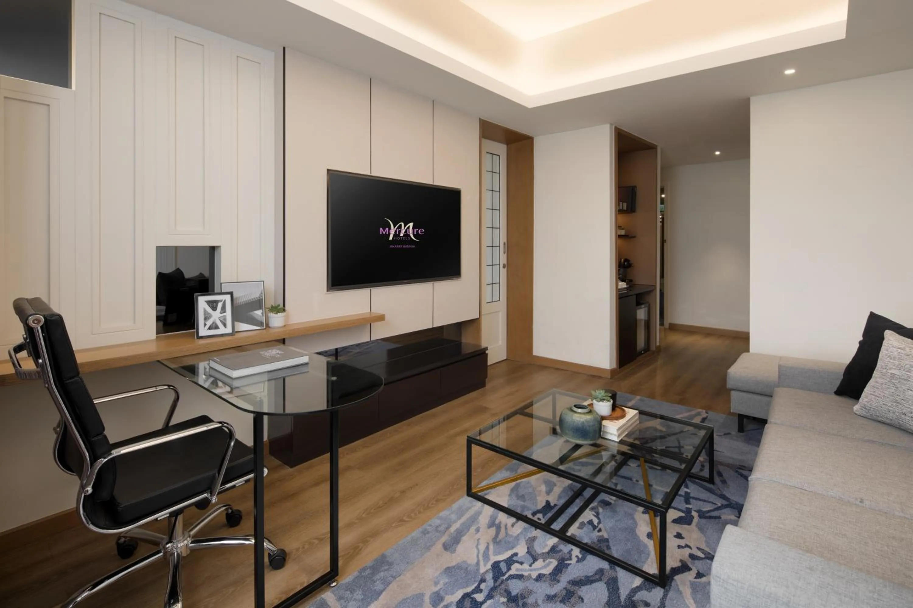Communal lounge/ TV room in Mercure Jakarta Batavia