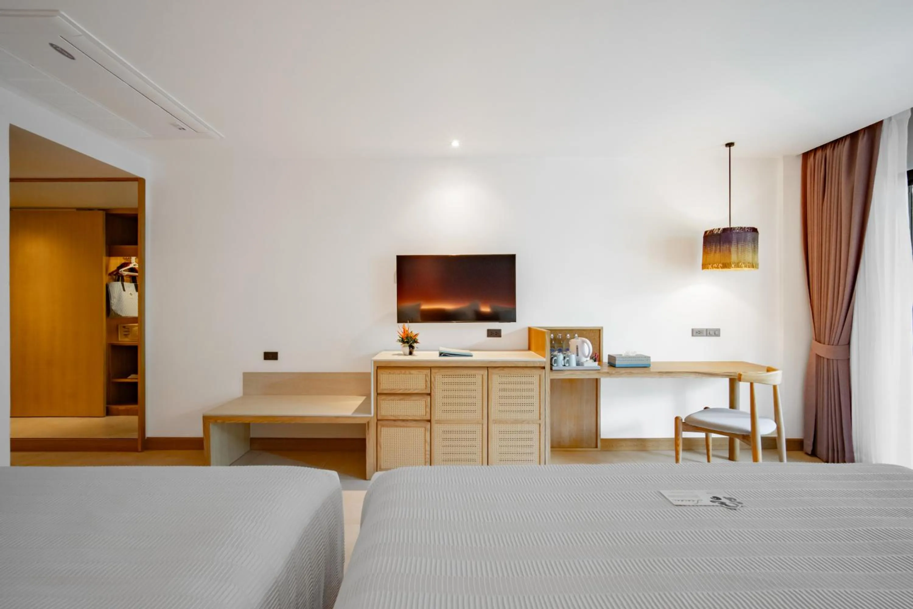 TV and multimedia, Bed in Apsara Beachfront Resort & Villa