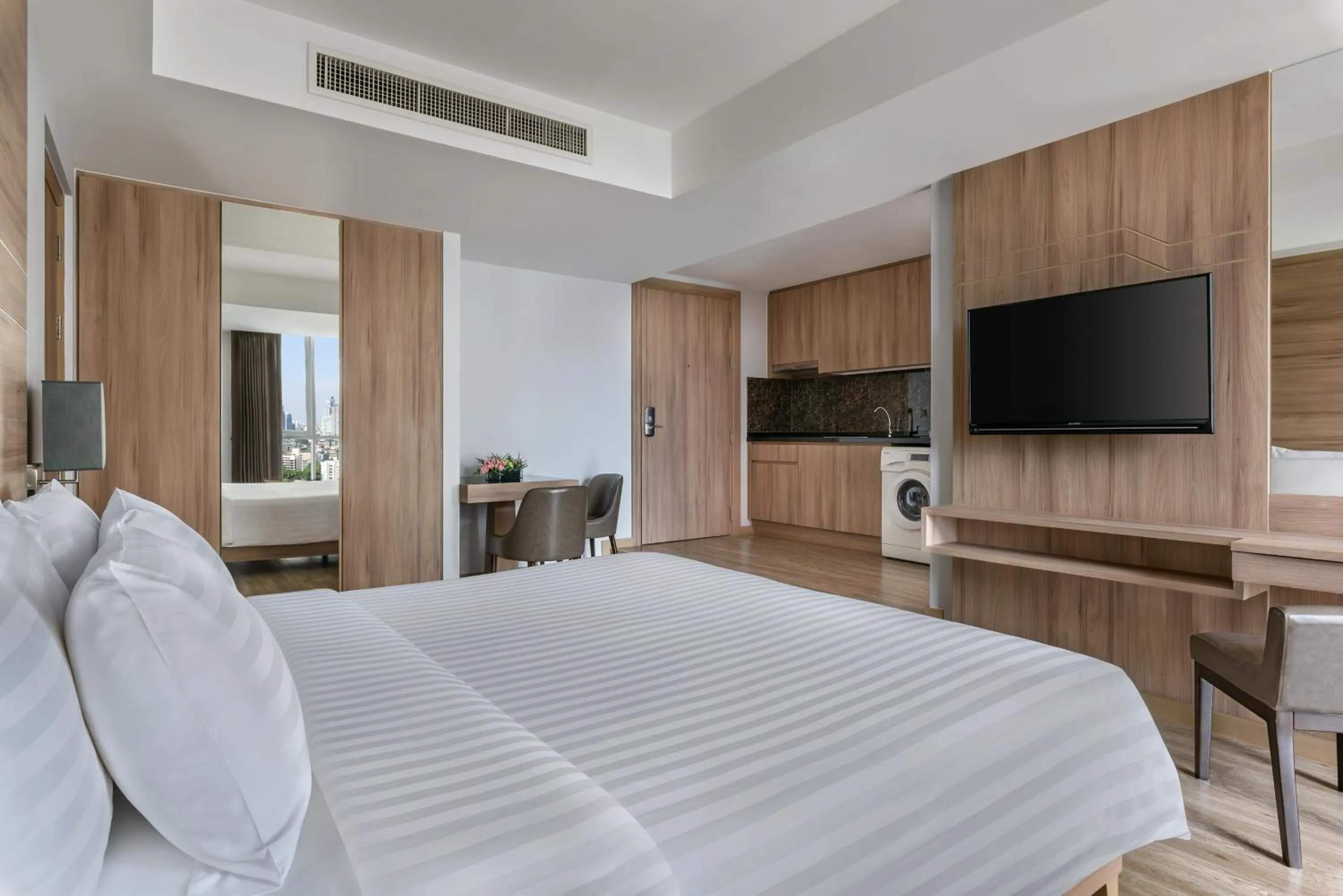 Kitchen or kitchenette, Bed in Adelphi Grande Sukhumvit