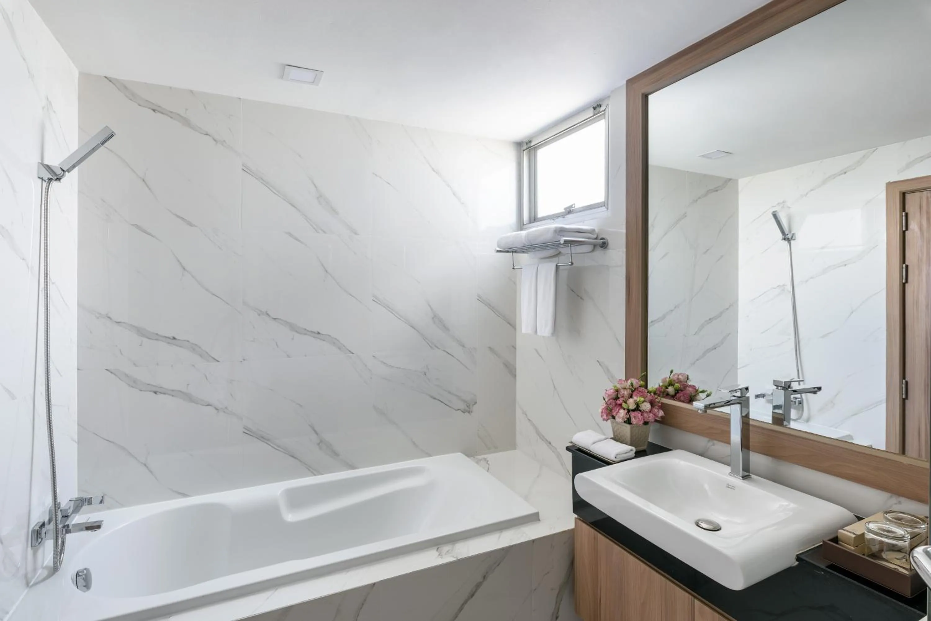 Shower in Adelphi Grande Sukhumvit