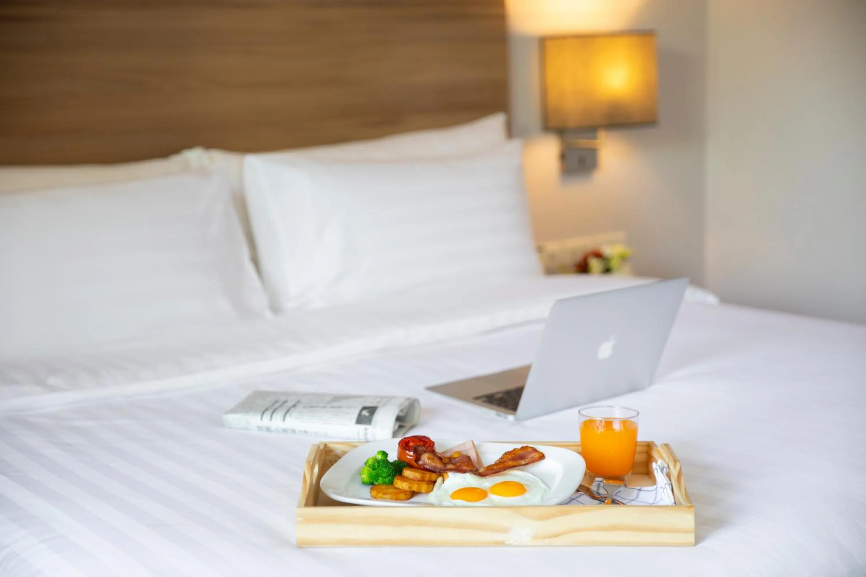 Food and drinks, Bed in Adelphi Grande Sukhumvit