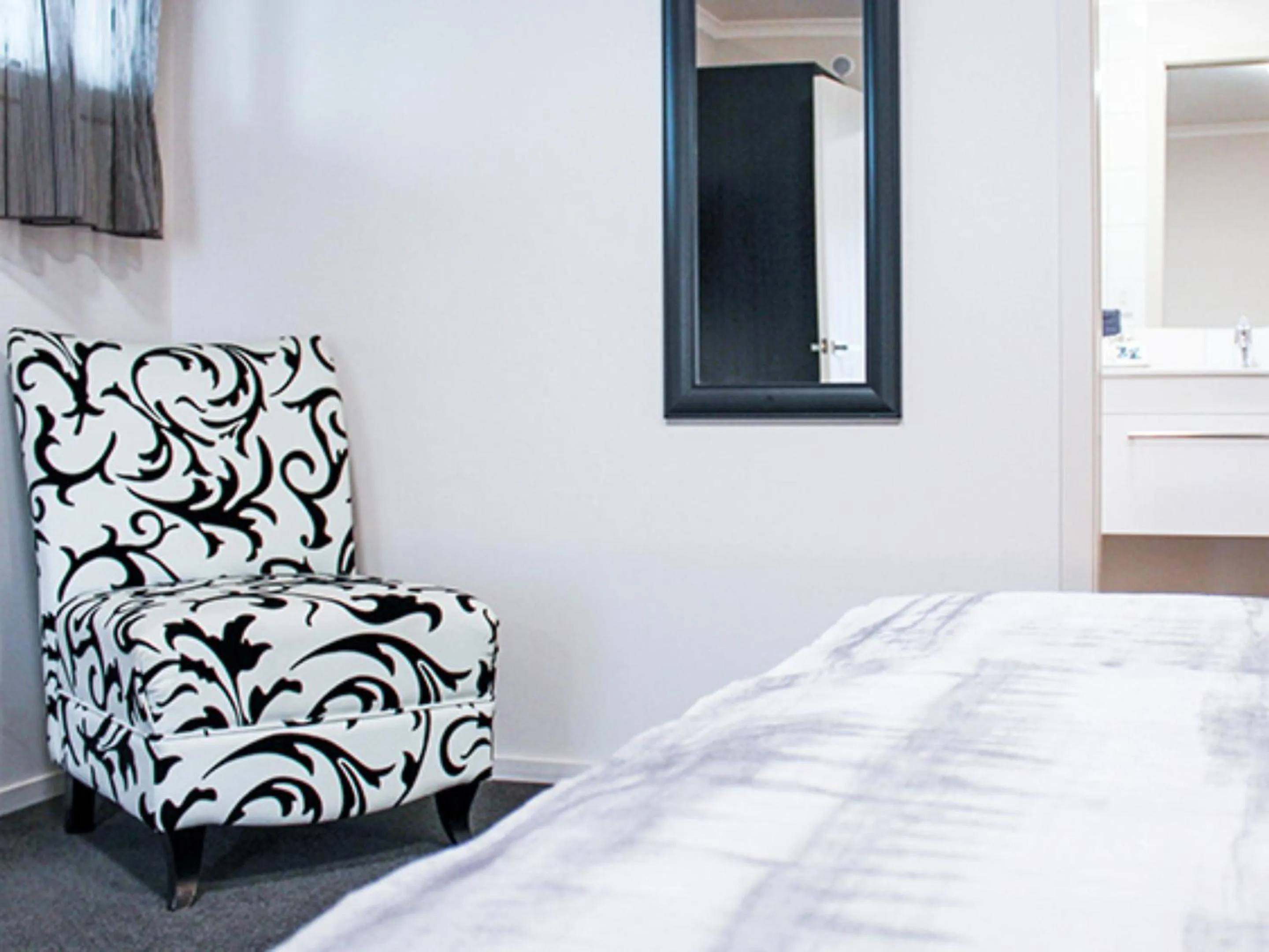 Living room, Bed in Harbour View Motel