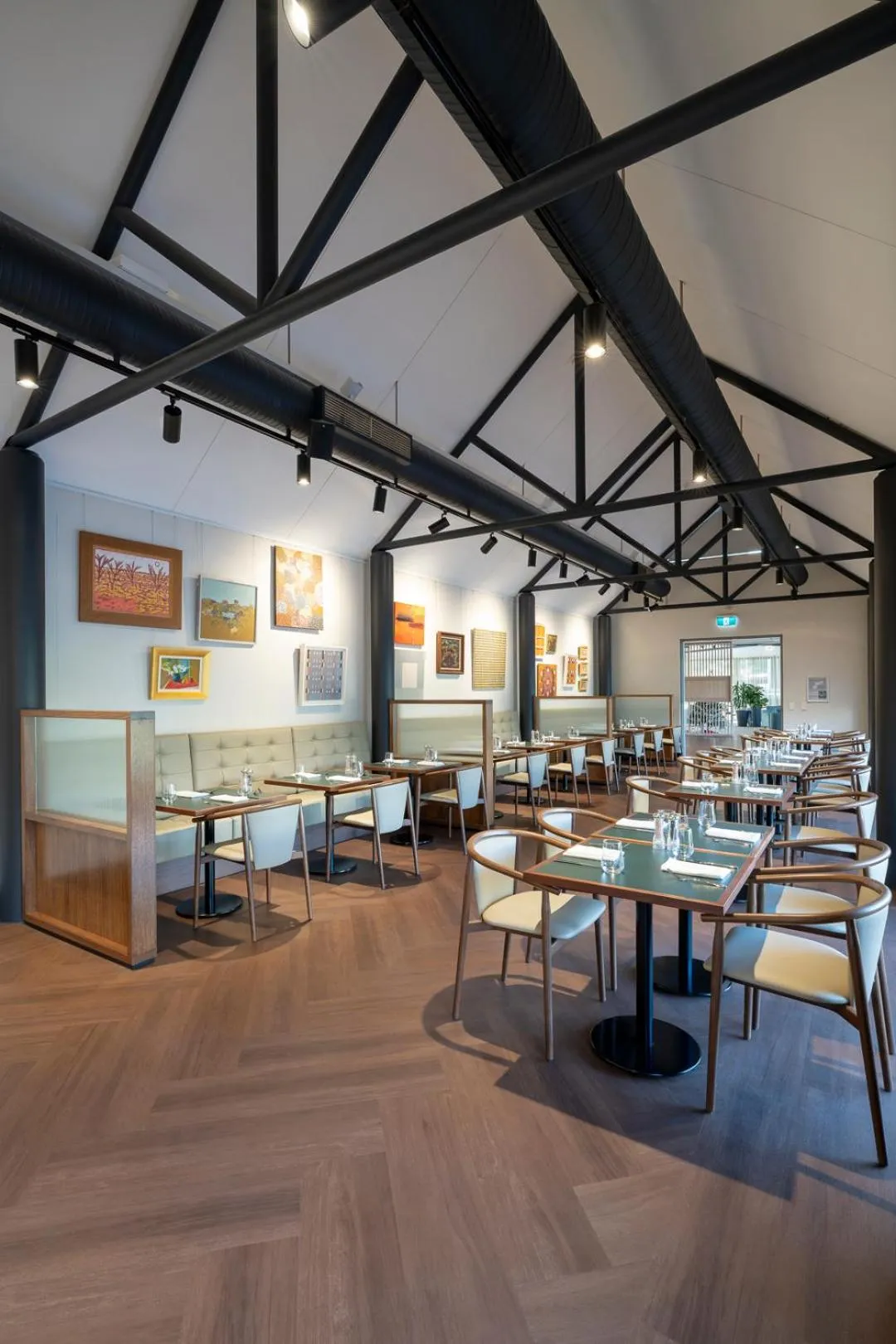 Restaurant/places to eat in Lakeside Hotel and Conference Centre