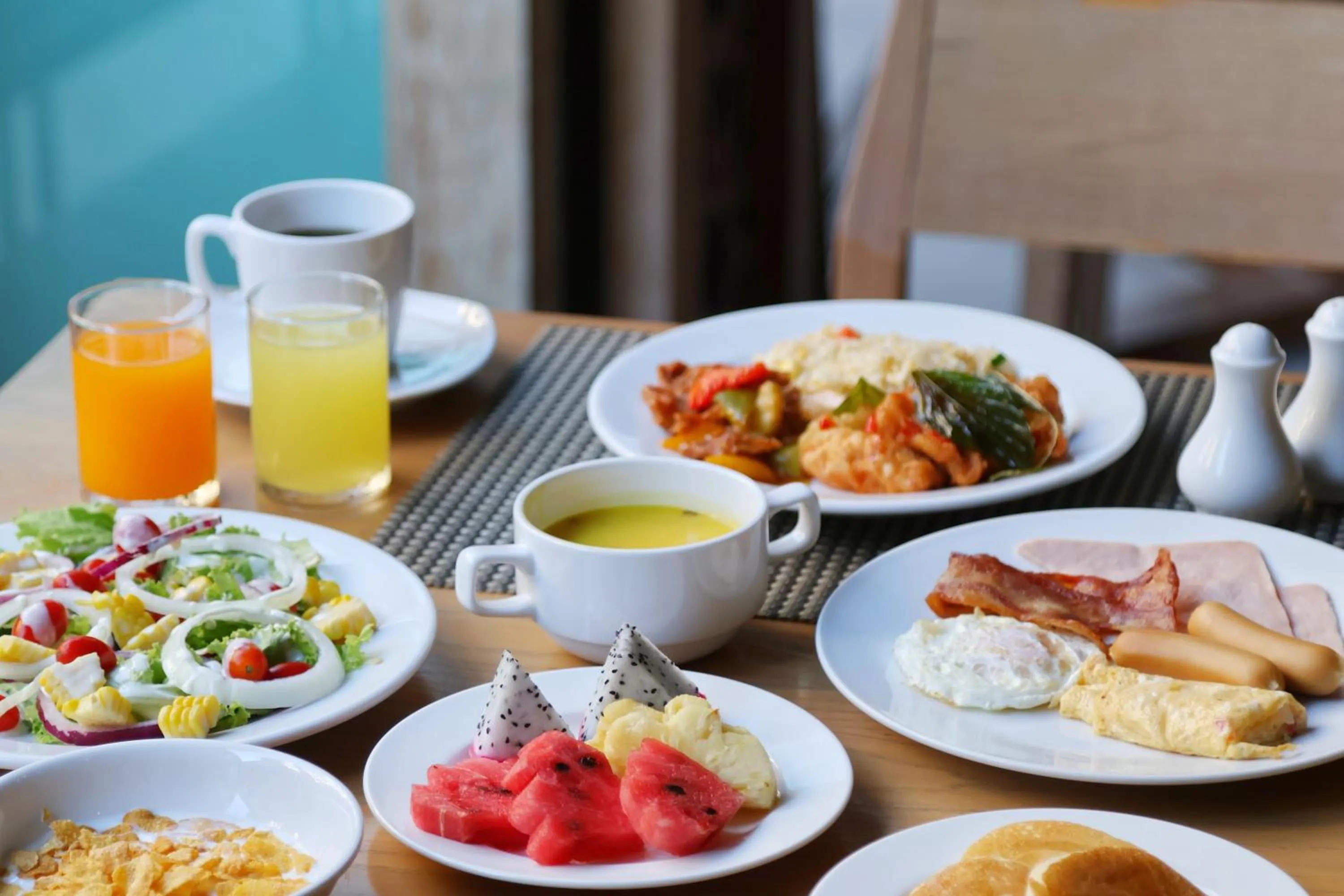 Food and drinks in Welcome World Beachfront Resort