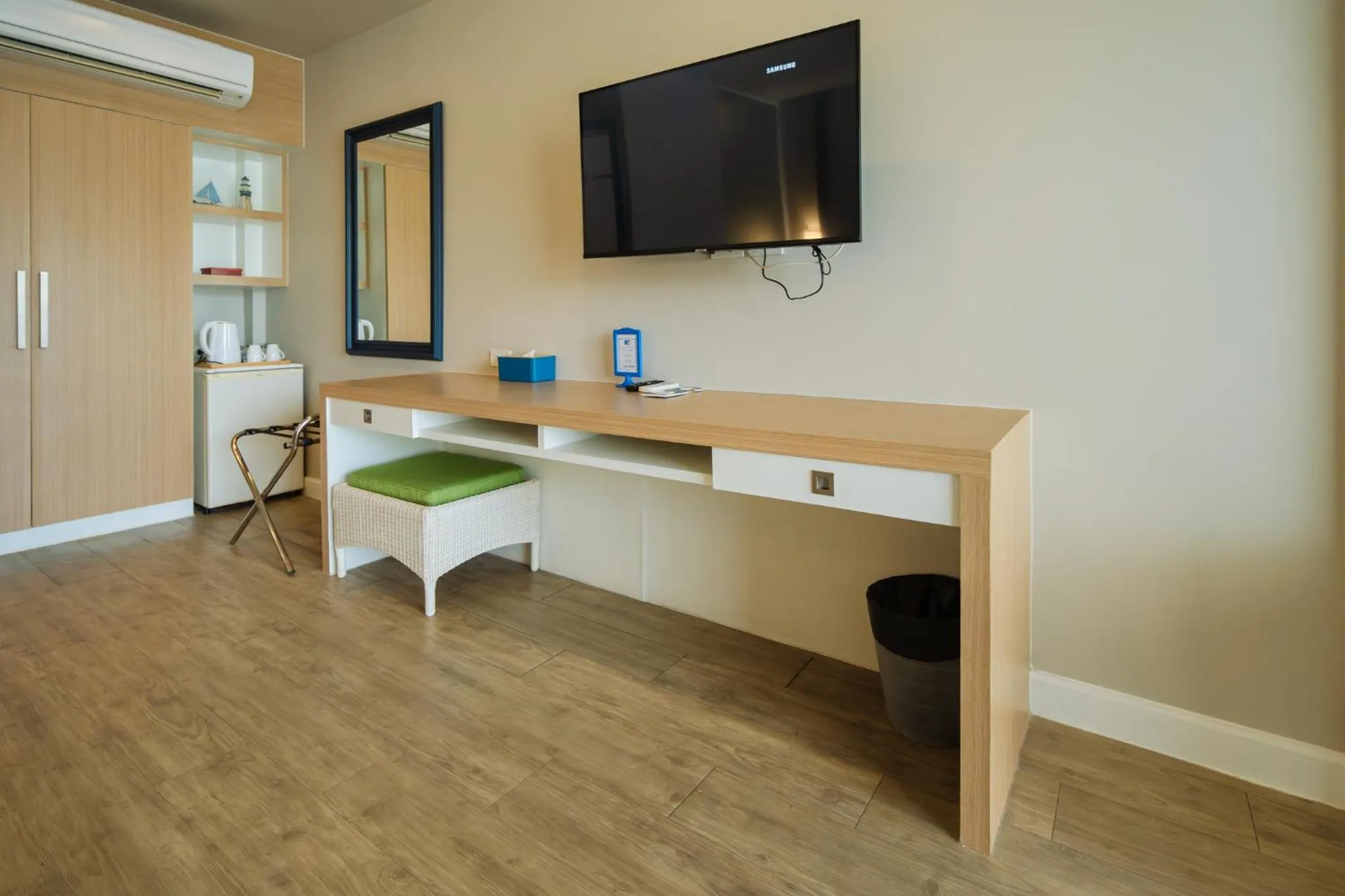 TV and multimedia, Bed in Phuket Boat Quay Hotel Panwa Beach