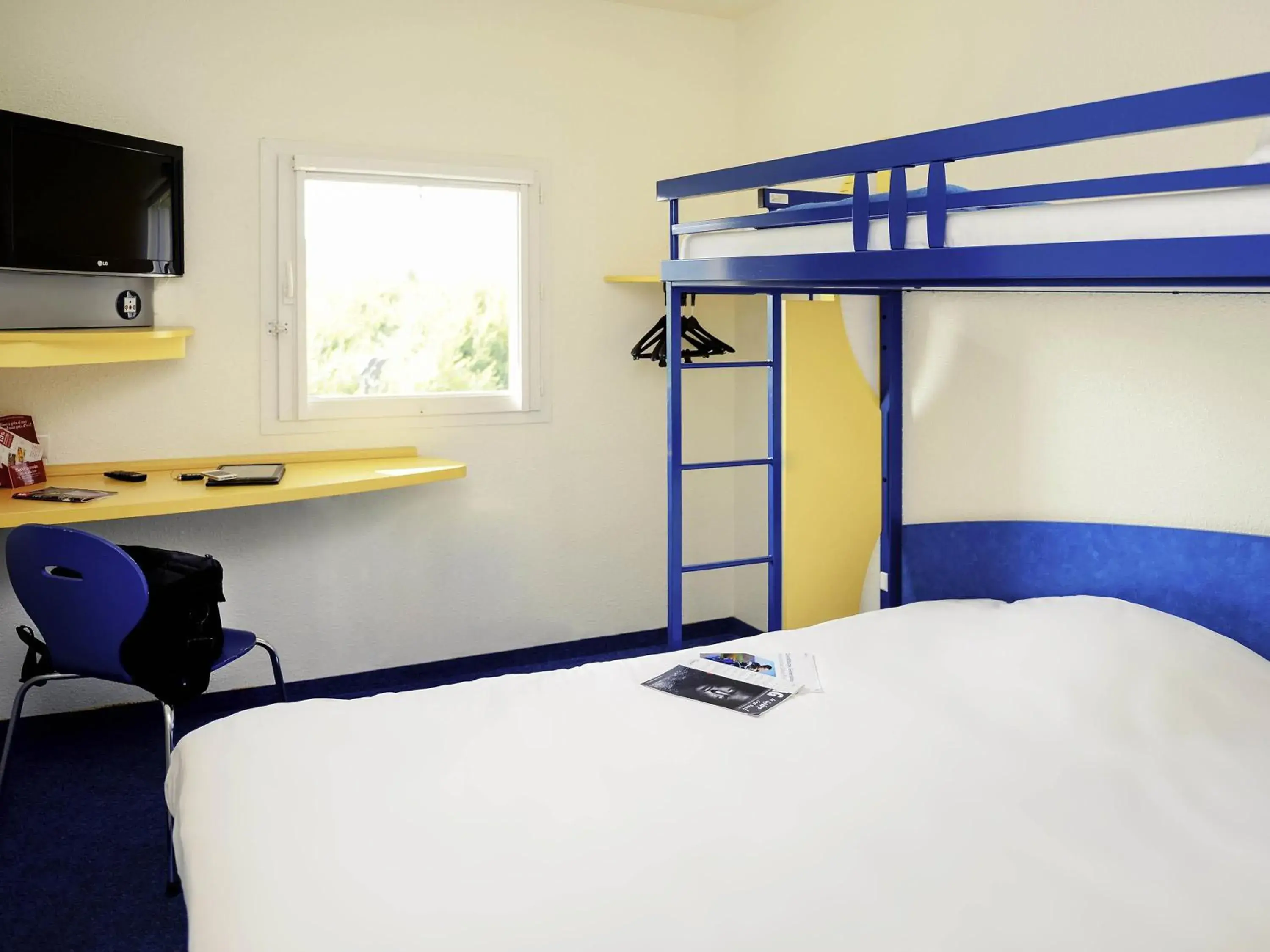 Double Room with Bunk Bed in ibis budget Meung sur Loire Double Room with Bunk Bed in ibis budget Meung sur Loire