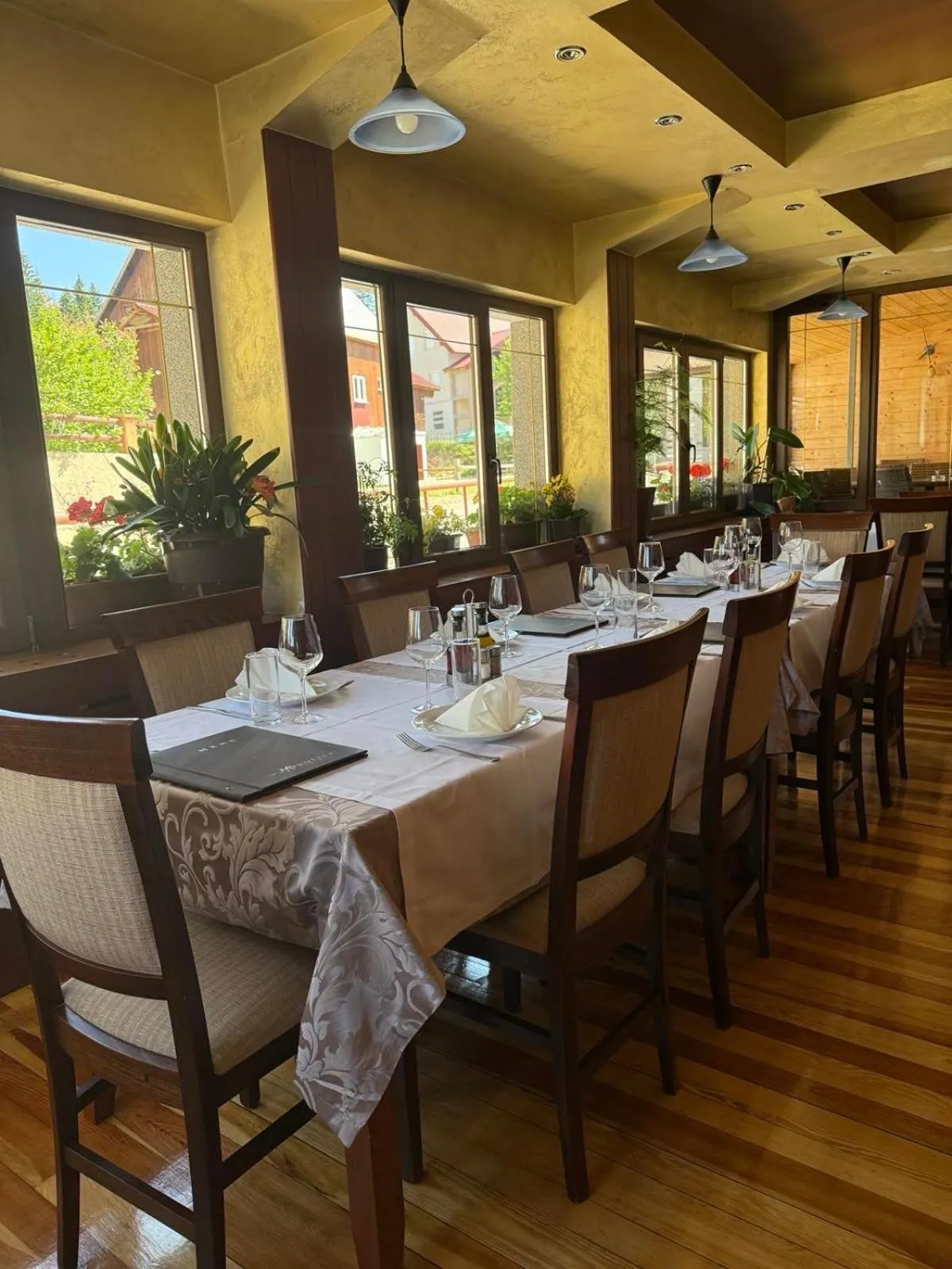 Restaurant/places to eat in MB Hotel