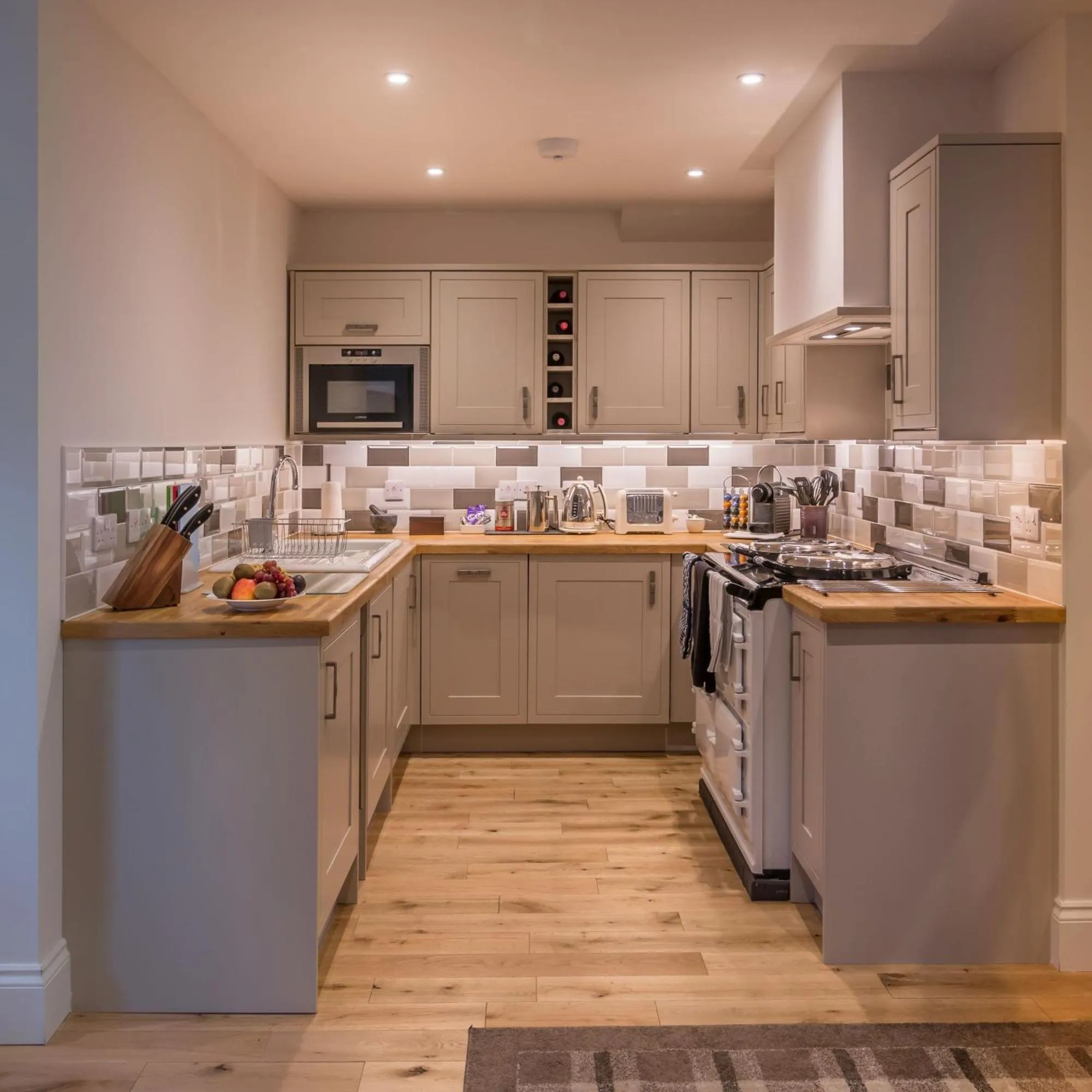 Kitchen or kitchenette in Glencoe House