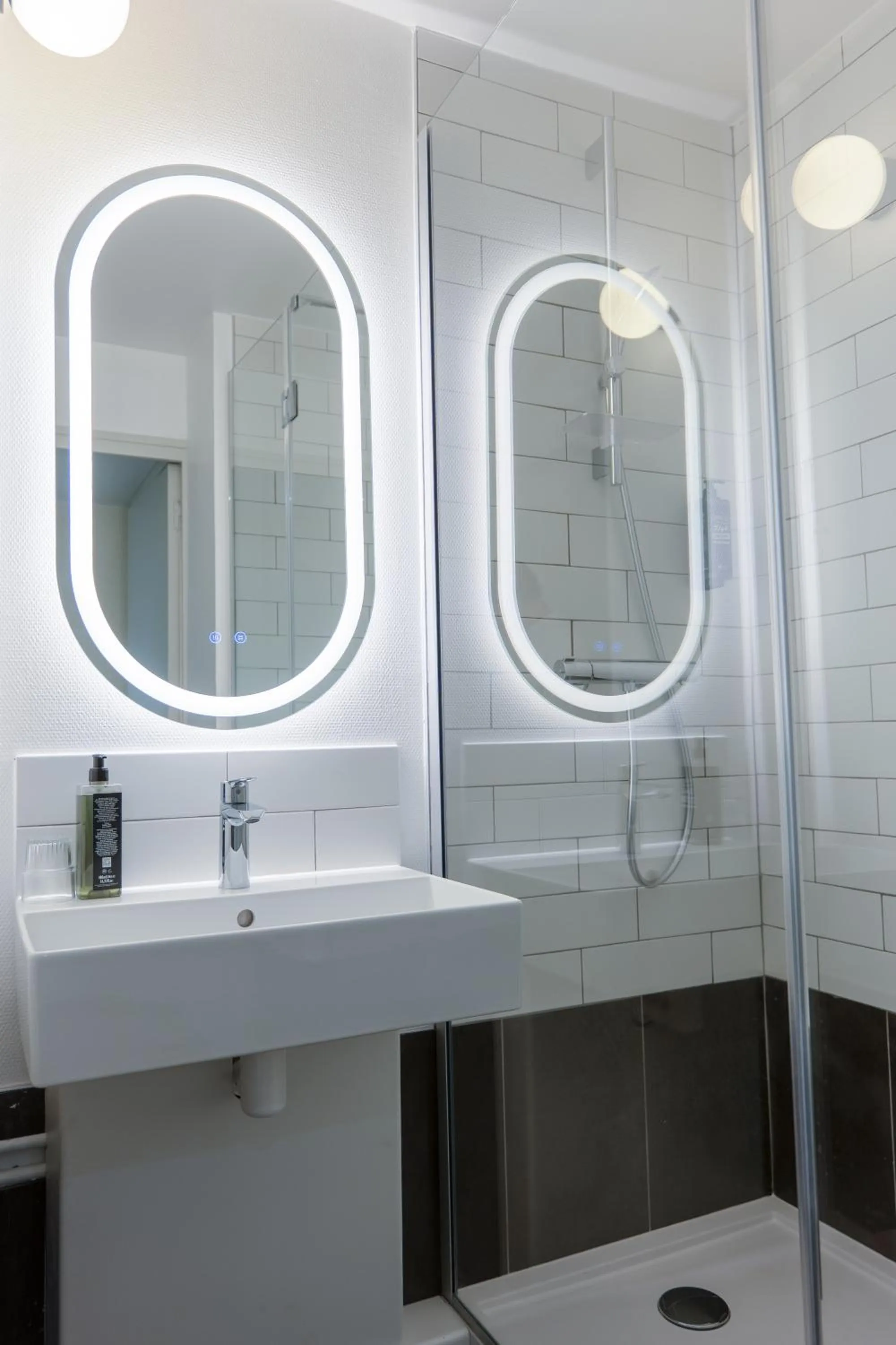 Bathroom in Ibis Agen Centre Gare