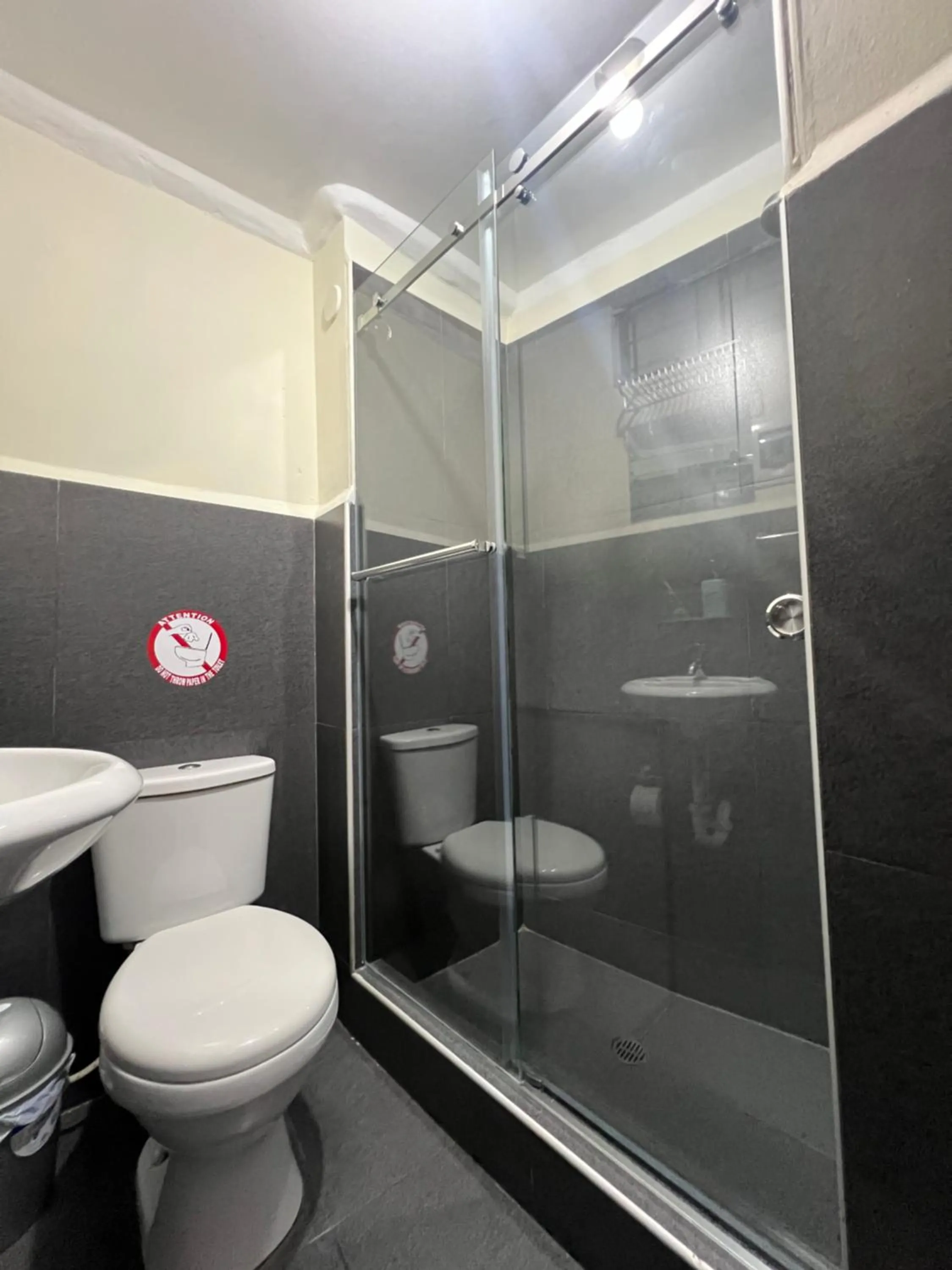 Shower in Lima Airport Tampu