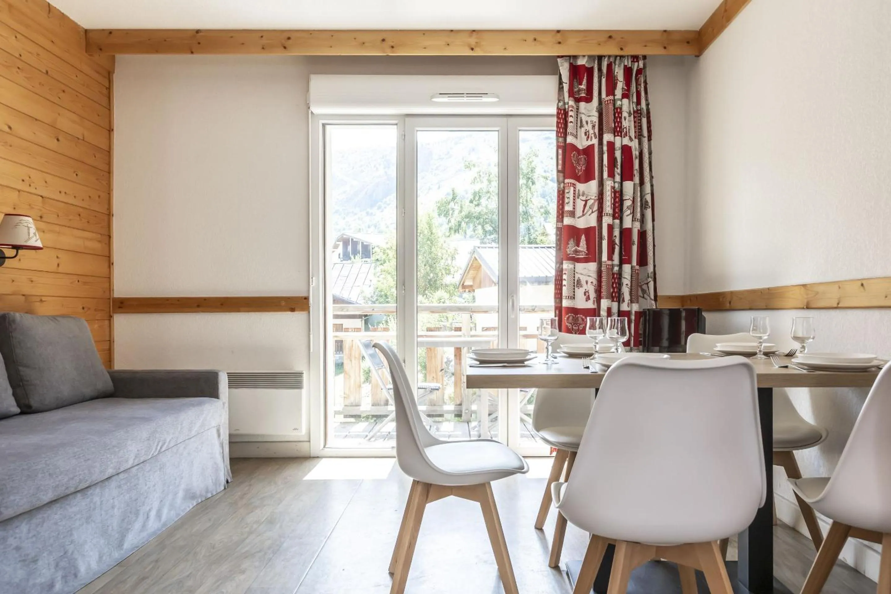 Dining area in Résidence Odalys Les Bergers