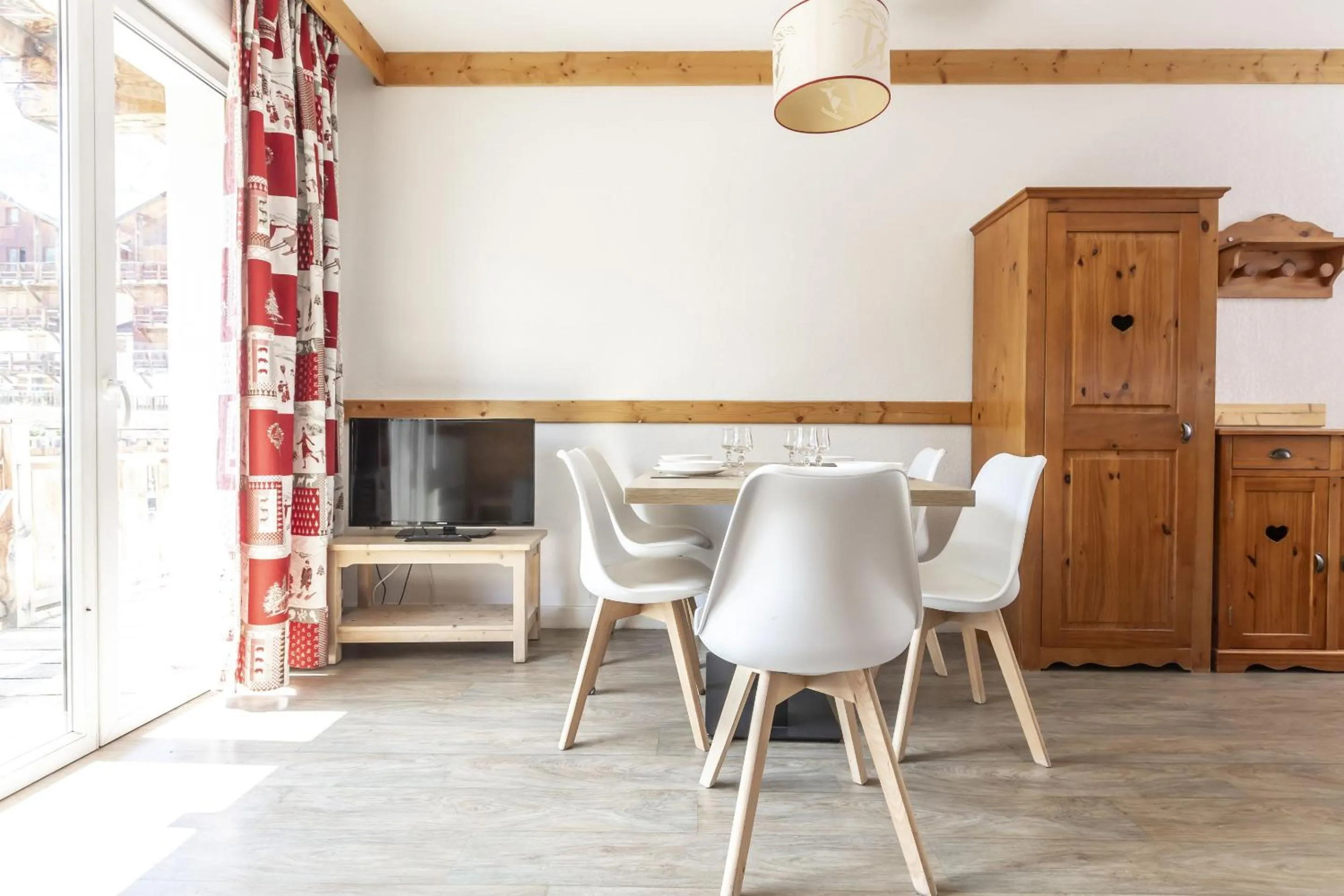 Dining area in Résidence Odalys Les Bergers